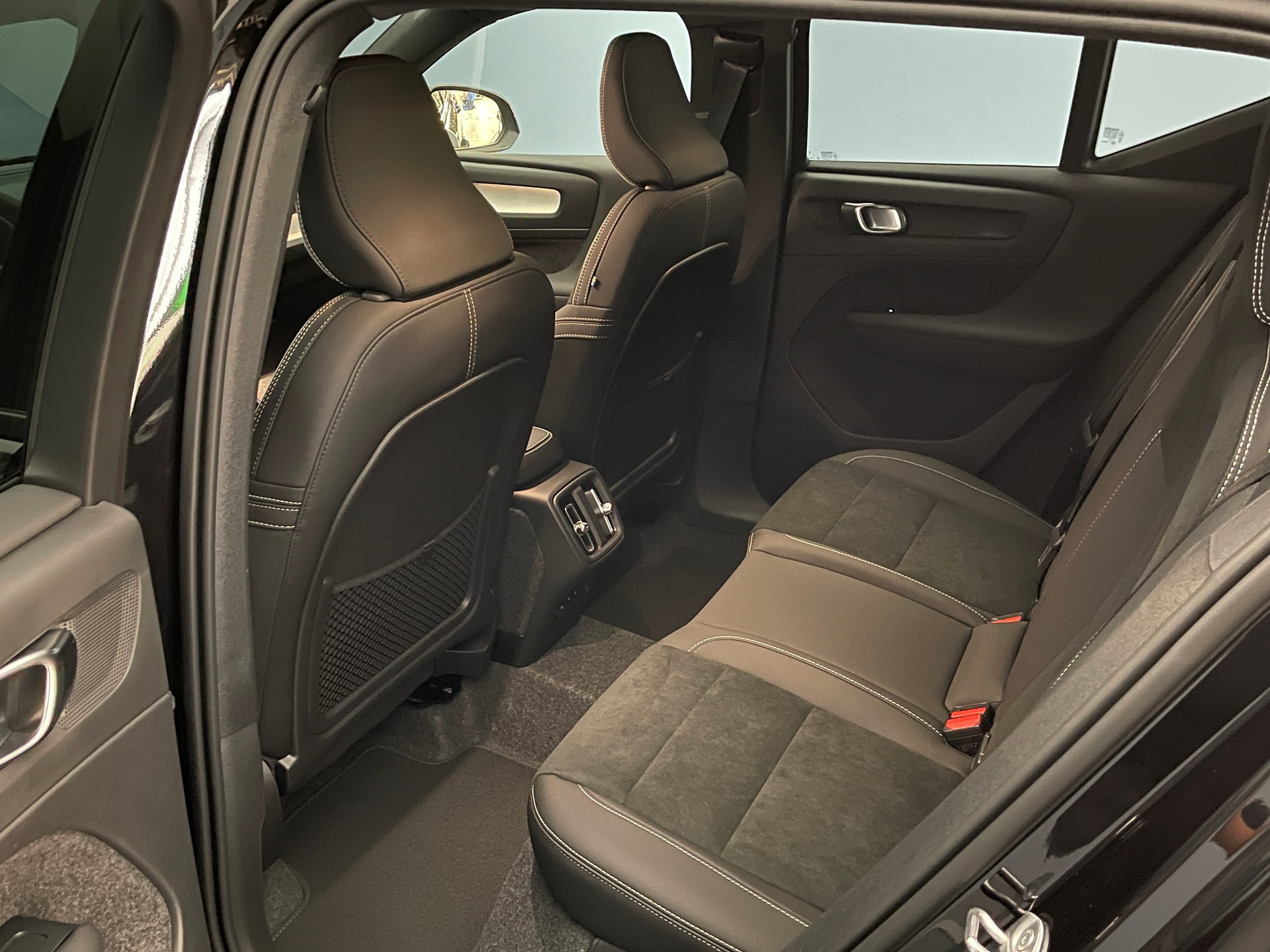 VOLVO XC40 2.0 B4 MH Black Edition-image-6