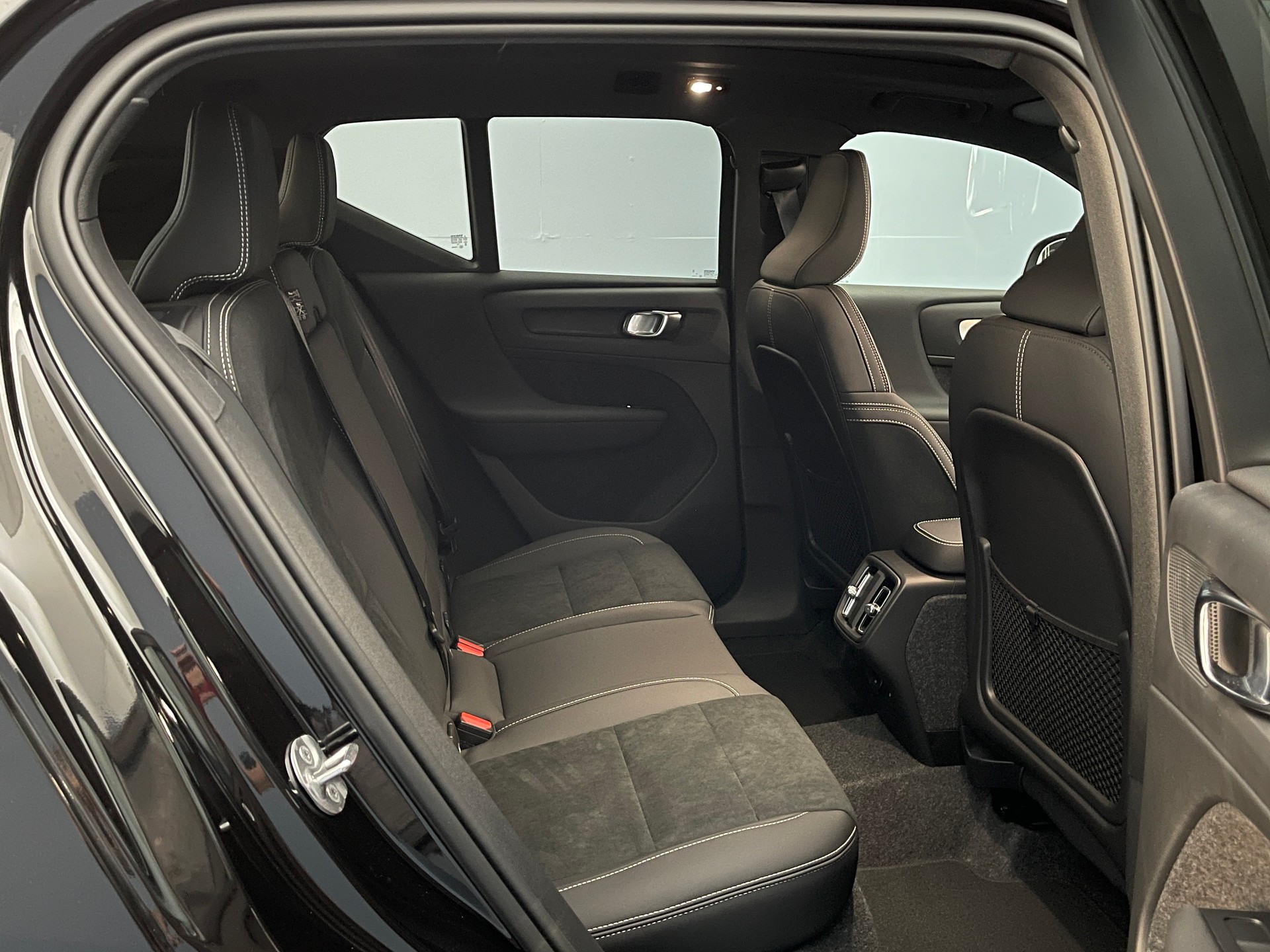VOLVO XC40 2.0 B4 MH Black Edition-image-8