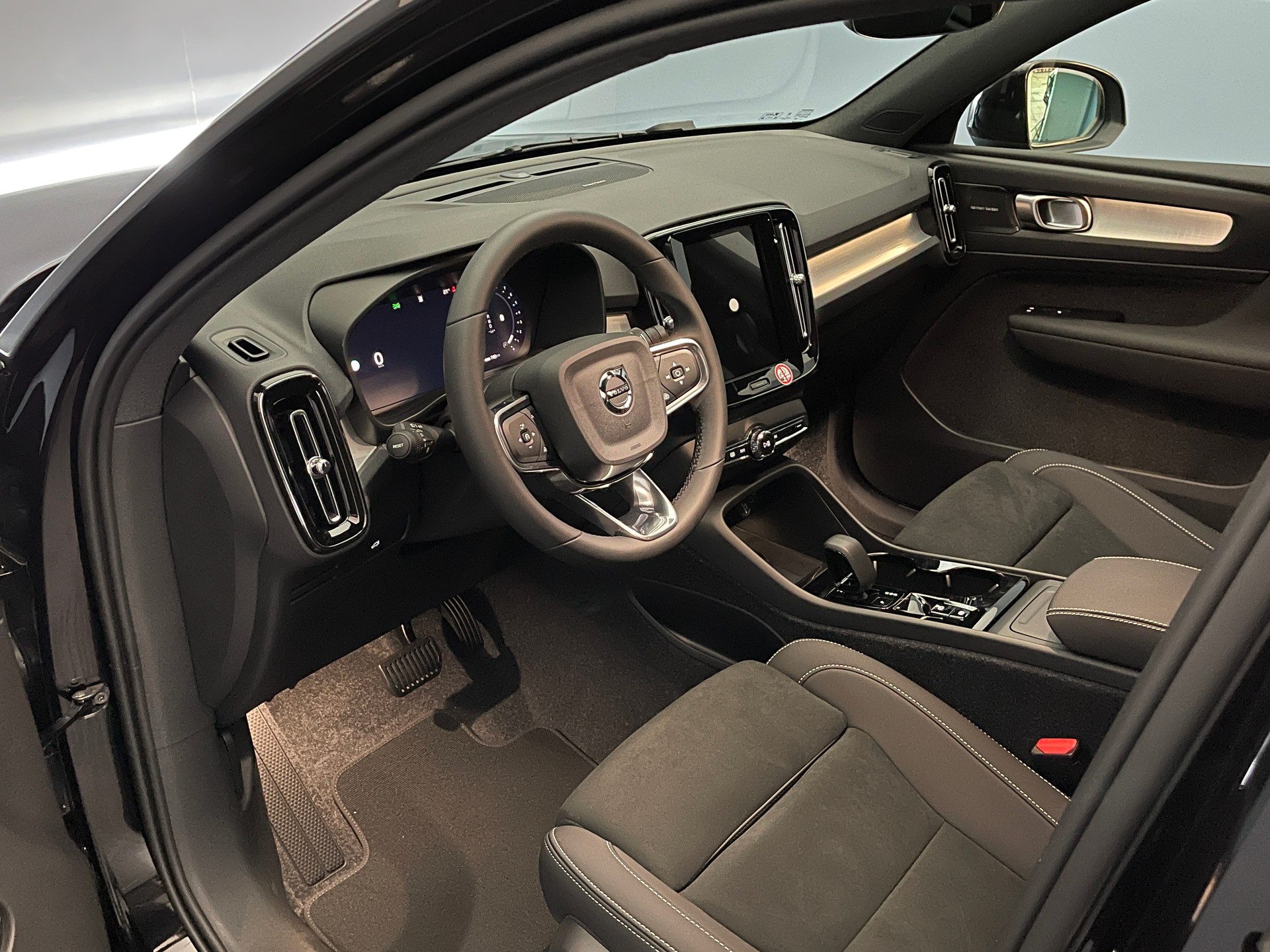 VOLVO XC40 2.0 B4 MH Black Edition-image-12