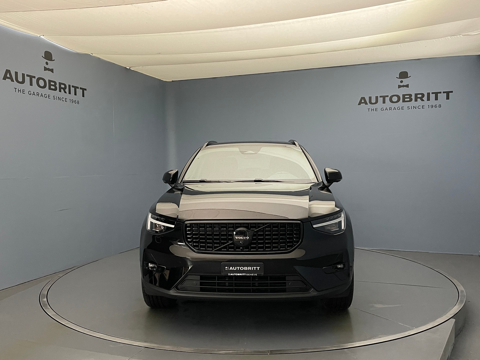 VOLVO XC40 2.0 B4 MH Black Edition-image-3