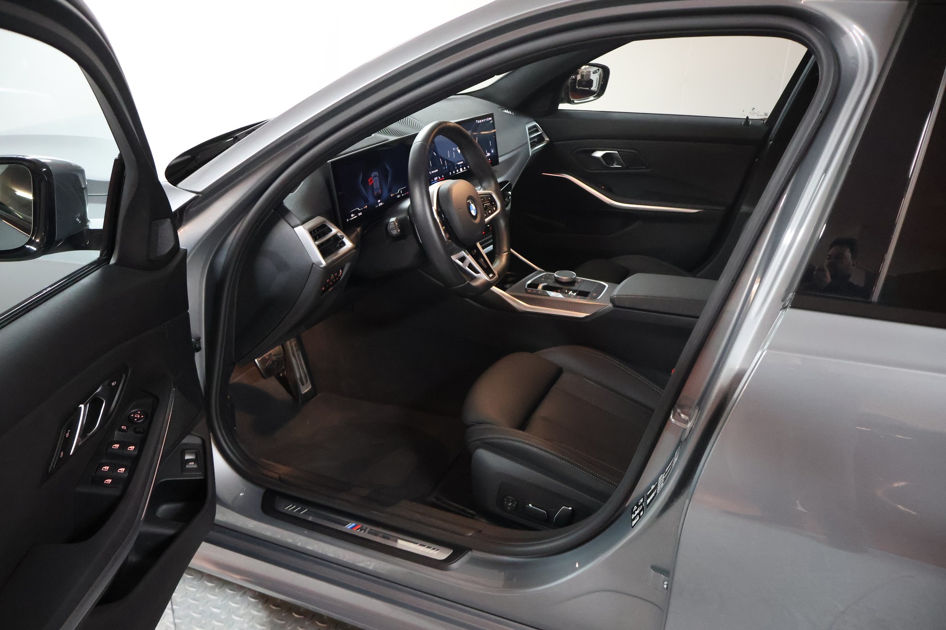 BMW 330d xDrive 48V Touring Steptronic M Sport-image-6
