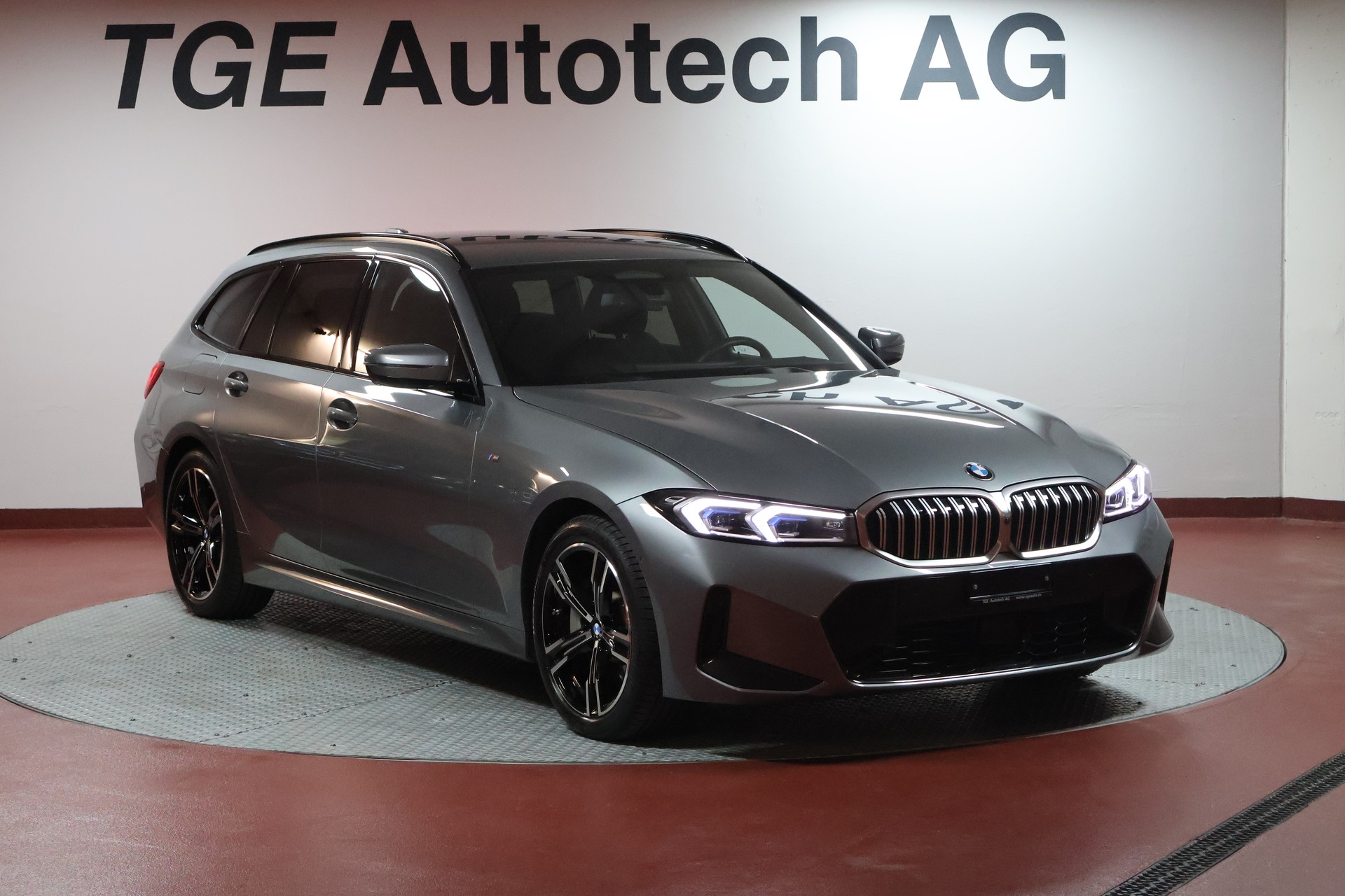 BMW 330d xDrive 48V Touring Steptronic M Sport-image-2