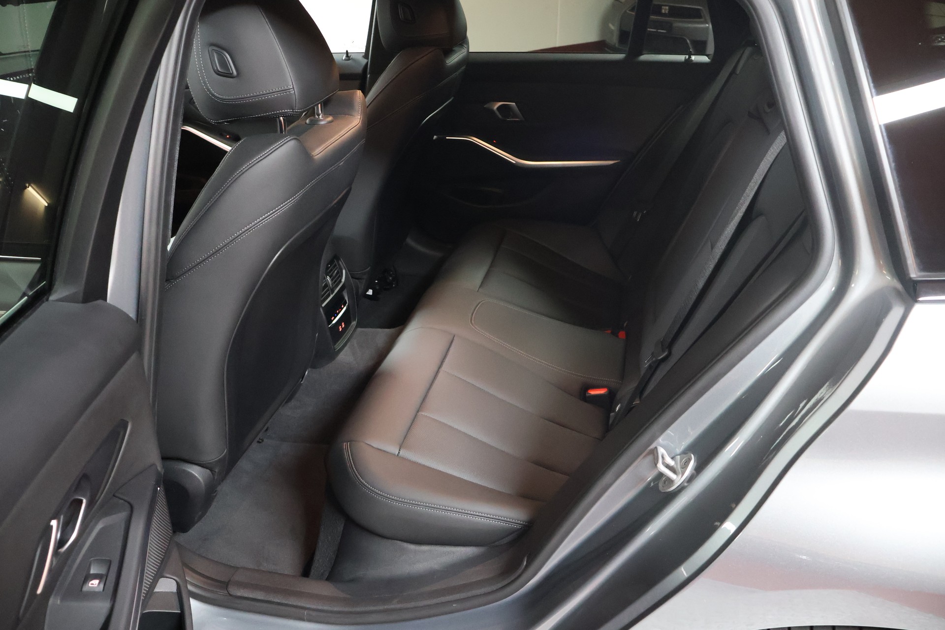 BMW 330d xDrive 48V Touring Steptronic M Sport-image-17