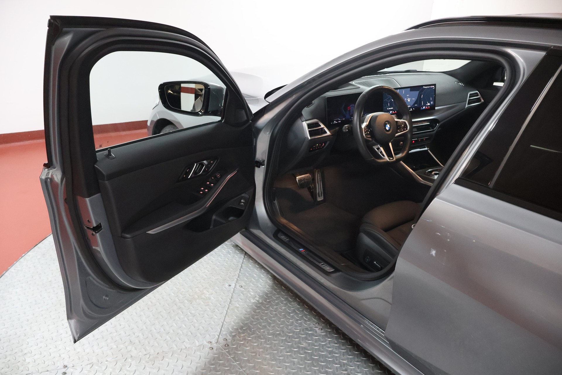 BMW 330d xDrive 48V Touring Steptronic M Sport-image-4