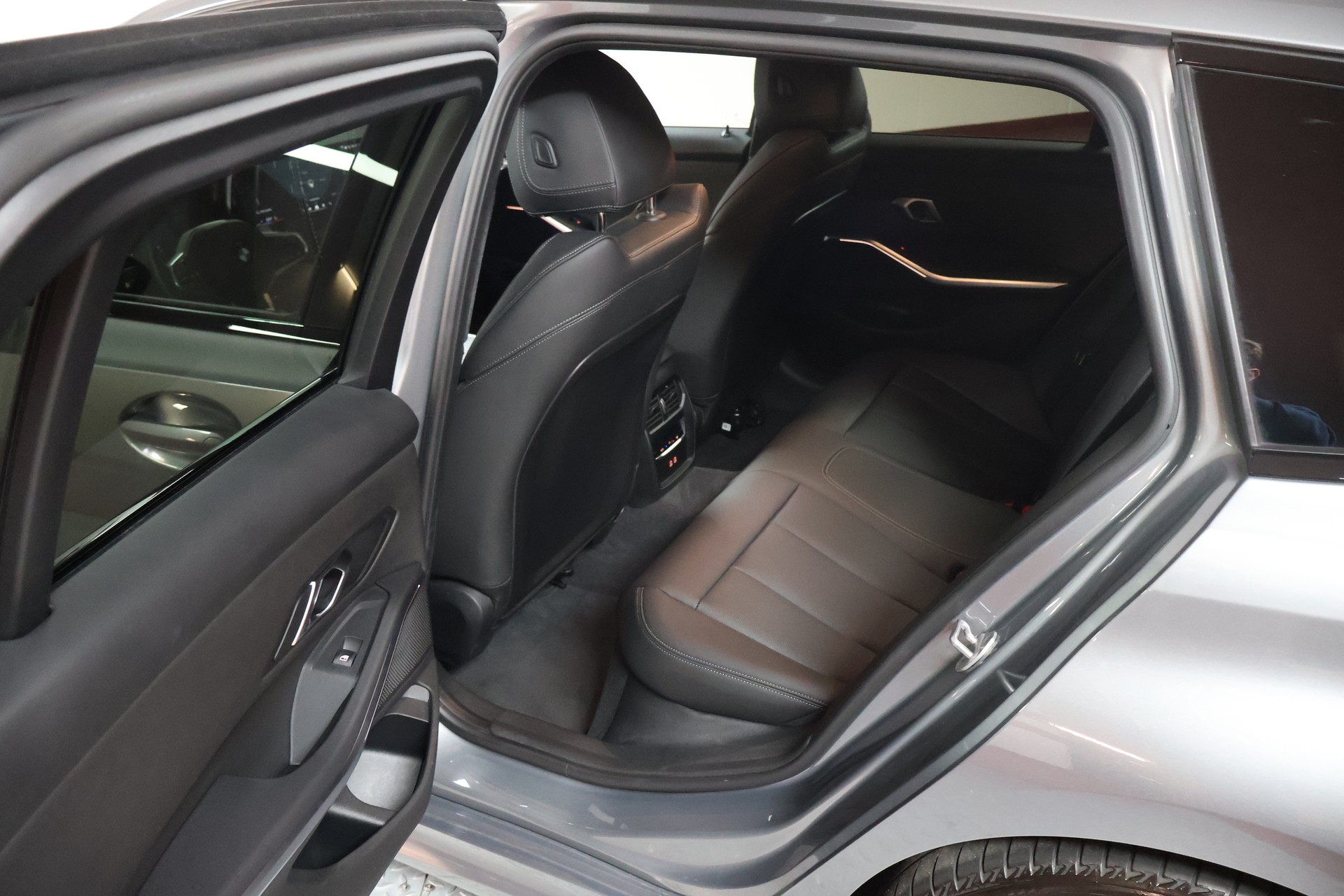 BMW 330d xDrive 48V Touring Steptronic M Sport-image-16
