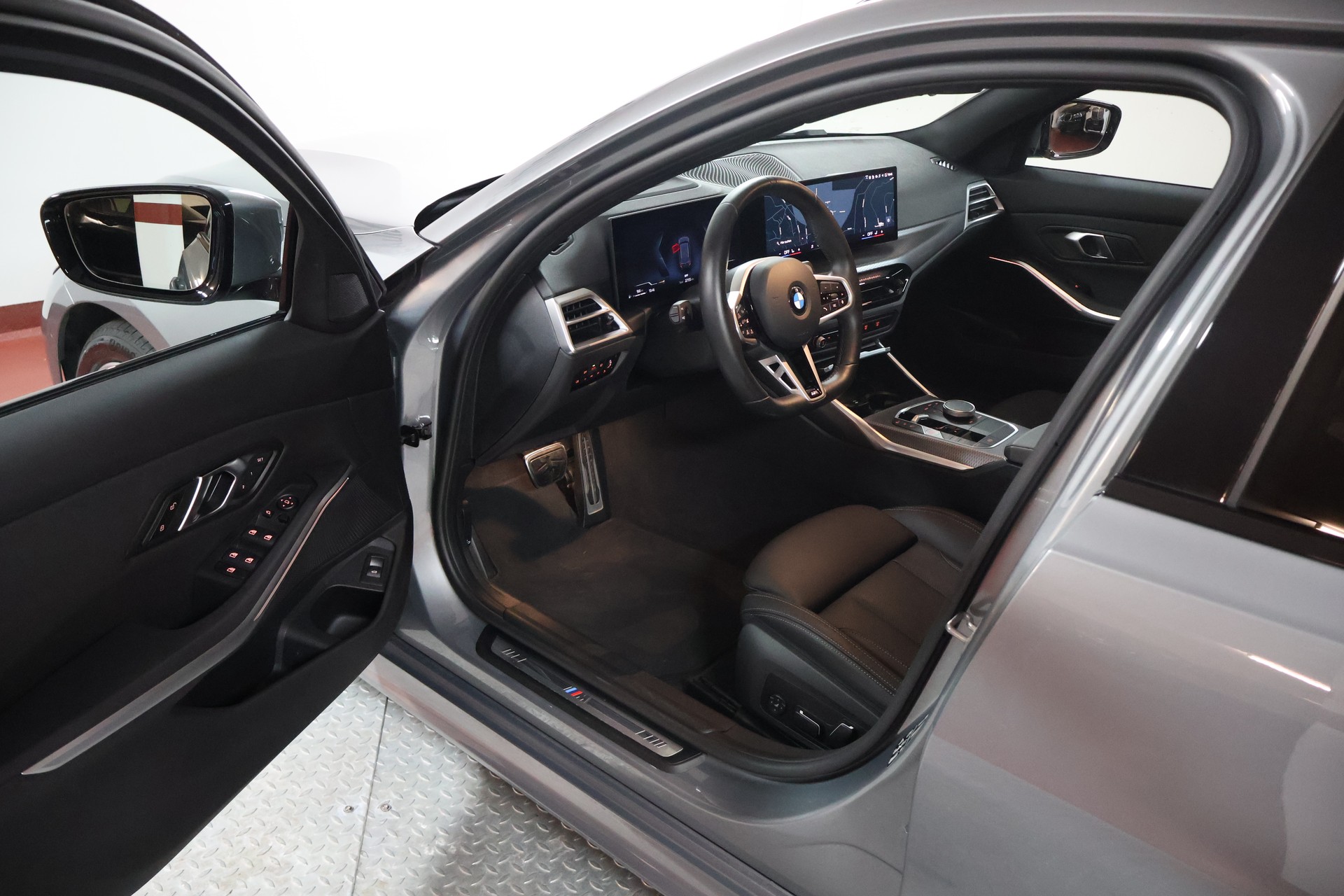 BMW 330d xDrive 48V Touring Steptronic M Sport-image-5