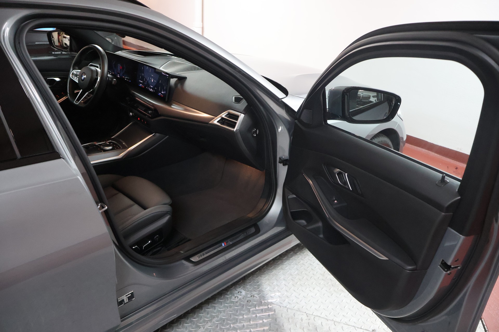 BMW 330d xDrive 48V Touring Steptronic M Sport-image-14