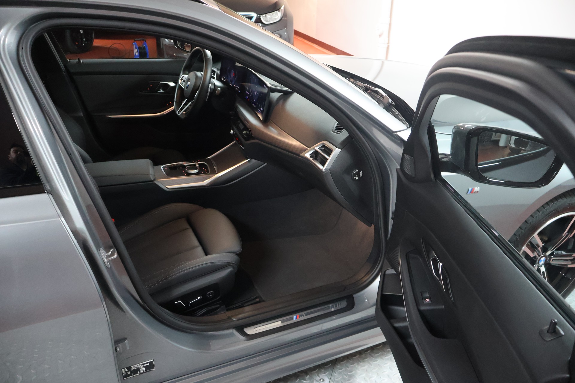 BMW 330d xDrive 48V Touring Steptronic M Sport-image-13