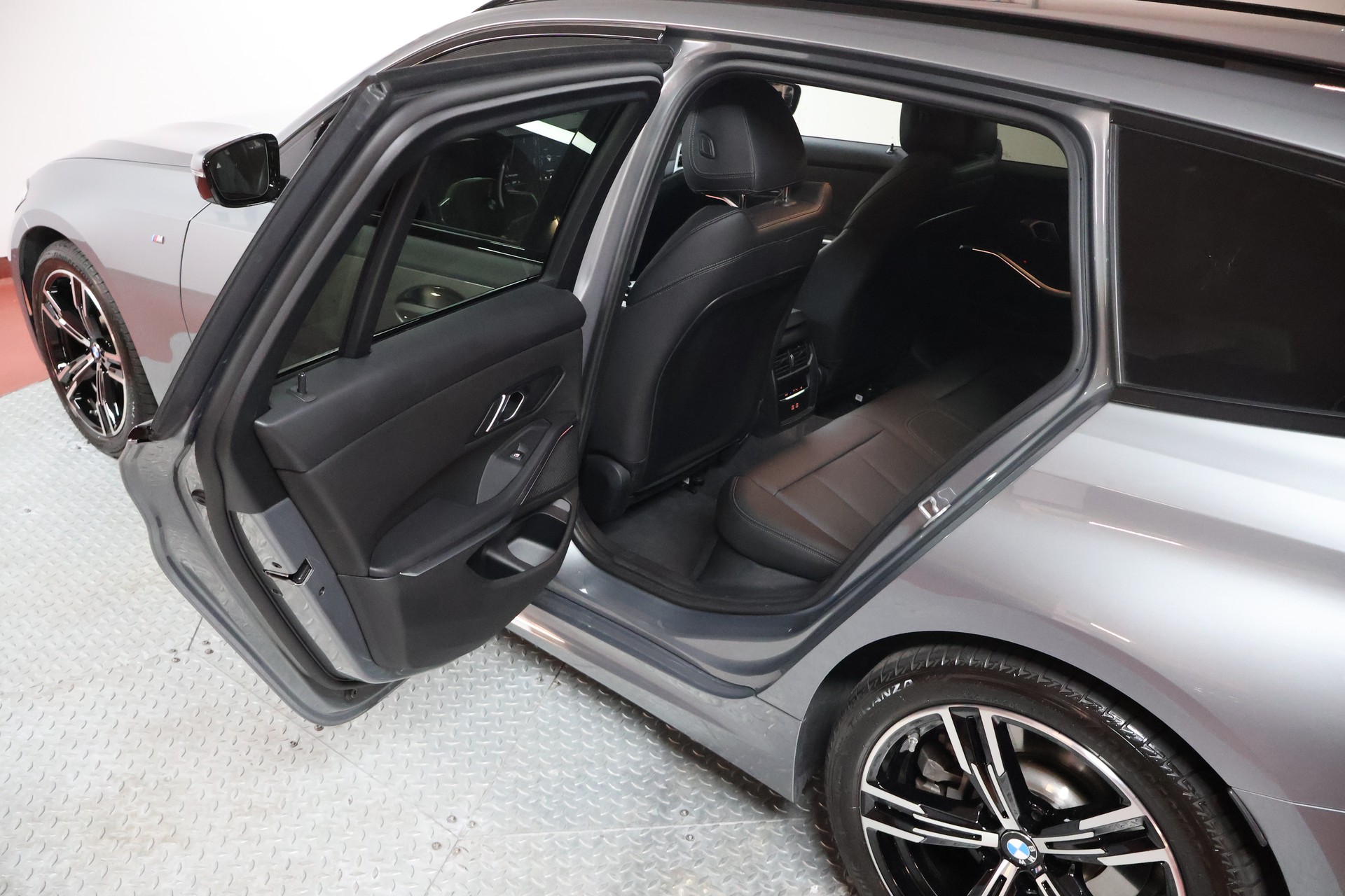 BMW 330d xDrive 48V Touring Steptronic M Sport-image-15