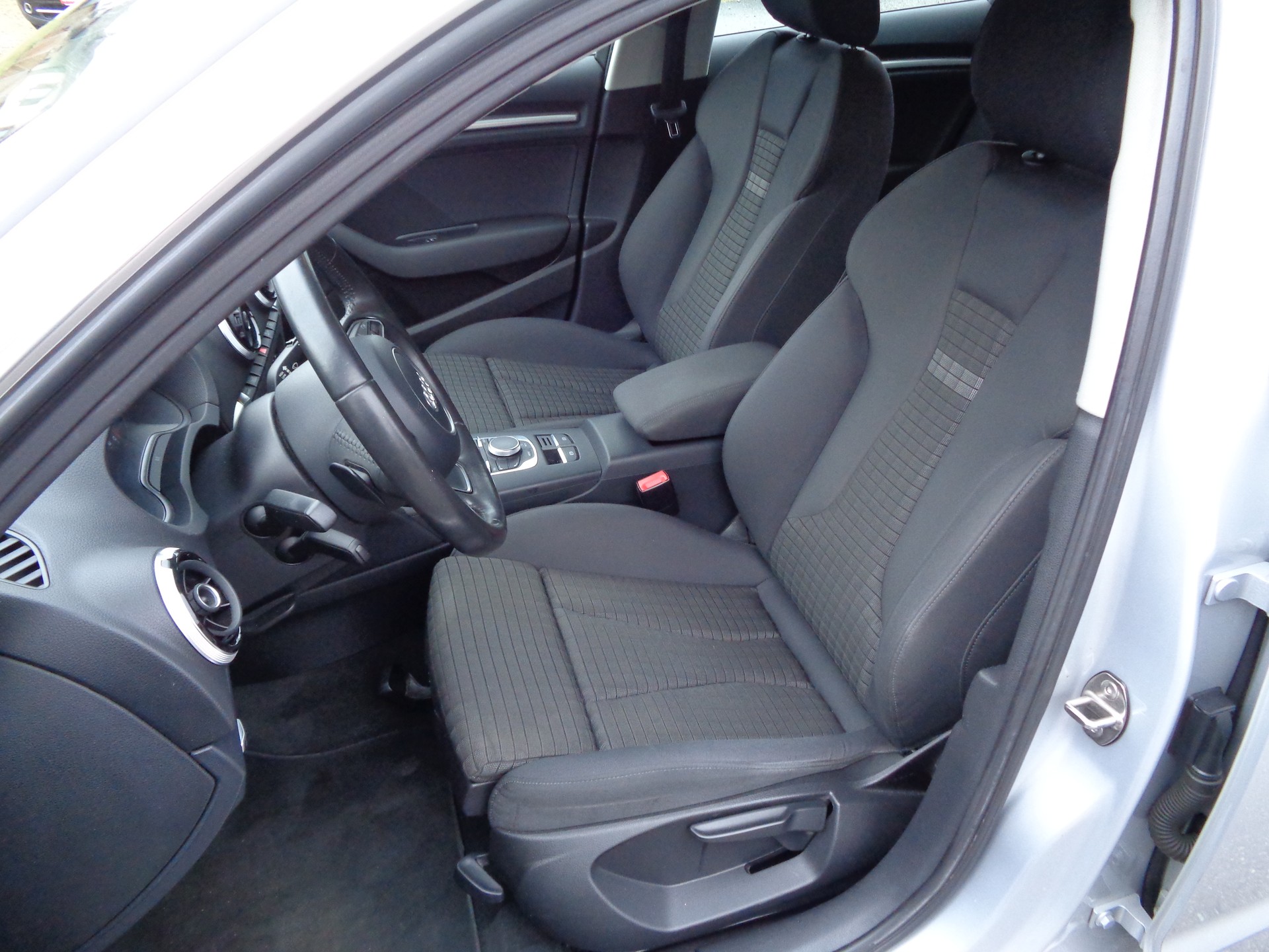AUDI A3 Sportback 1.4 TFSI Ambition S-tronic-image-9