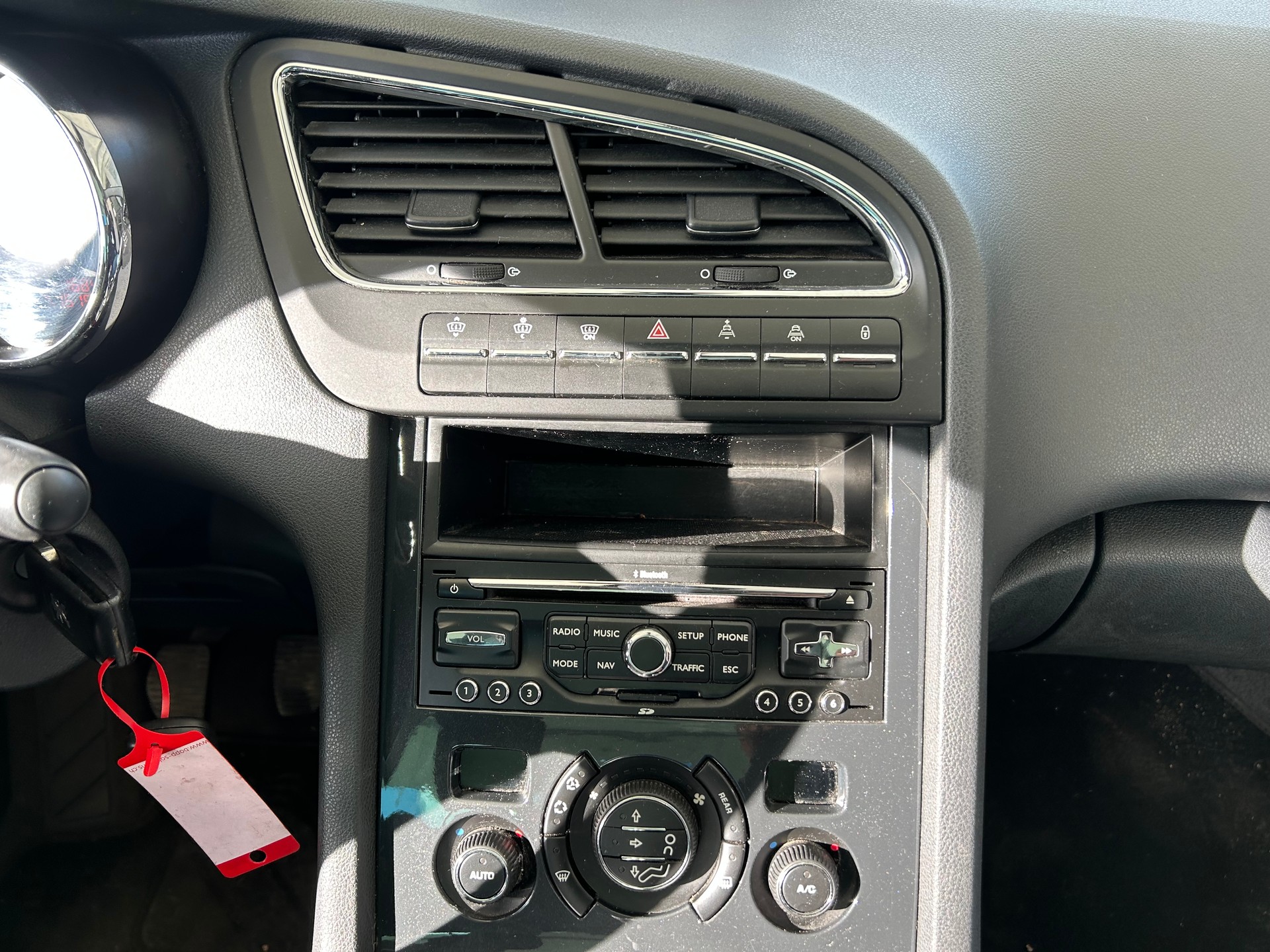PEUGEOT 5008 1.6 16V T Family-image-18