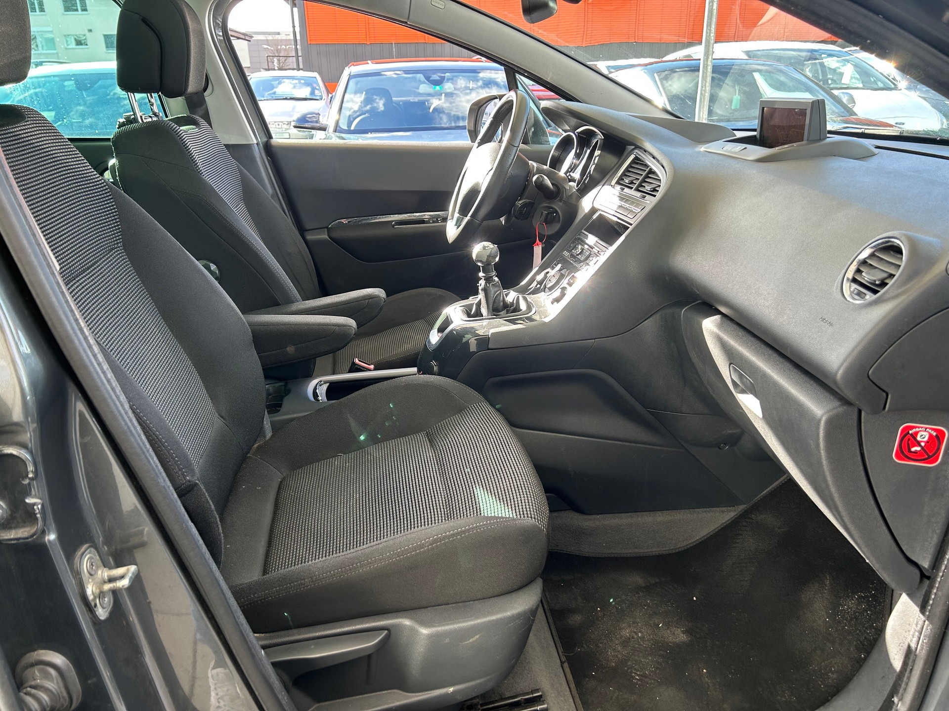 PEUGEOT 5008 1.6 16V T Family-image-17