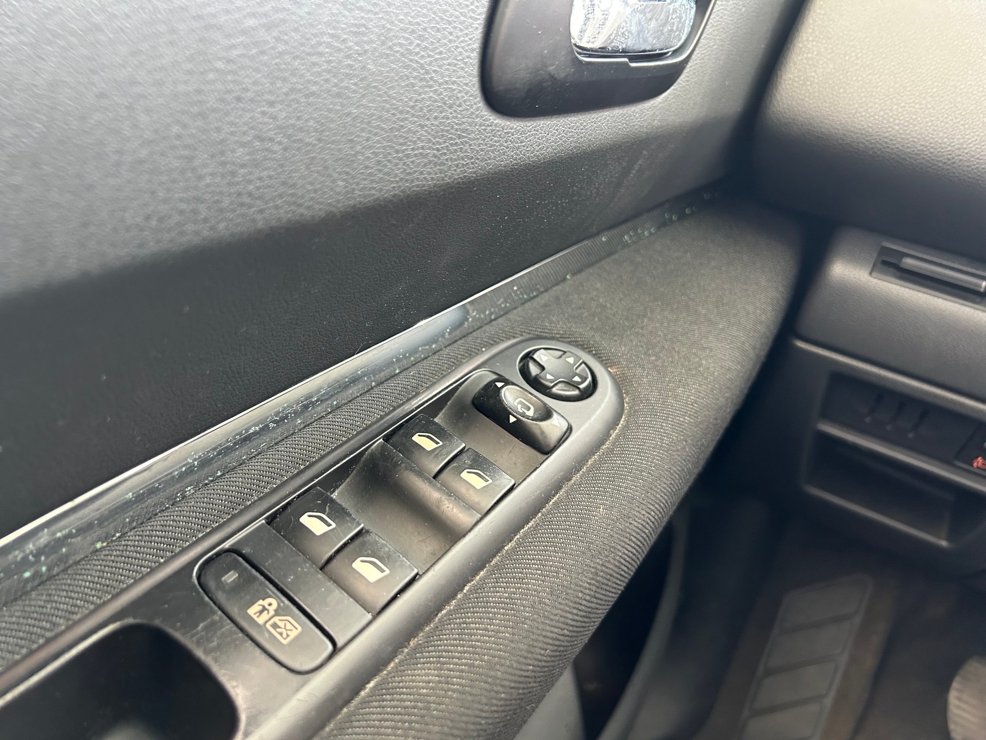 PEUGEOT 5008 1.6 16V T Family-image-22