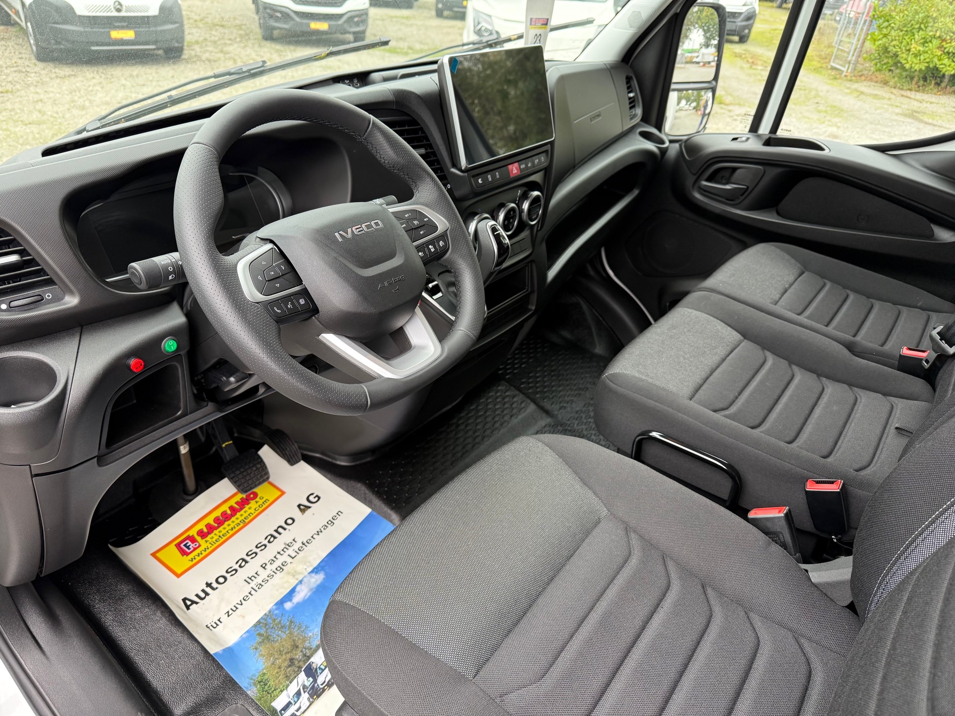 IVECO Daily 35 S 18 HI-MATIC Ultra Light Durchladesystem mit 2 x Hebebühne 2.40m Innenhöhe 2900 Kg. Nutzlast ( AZ )-image-10