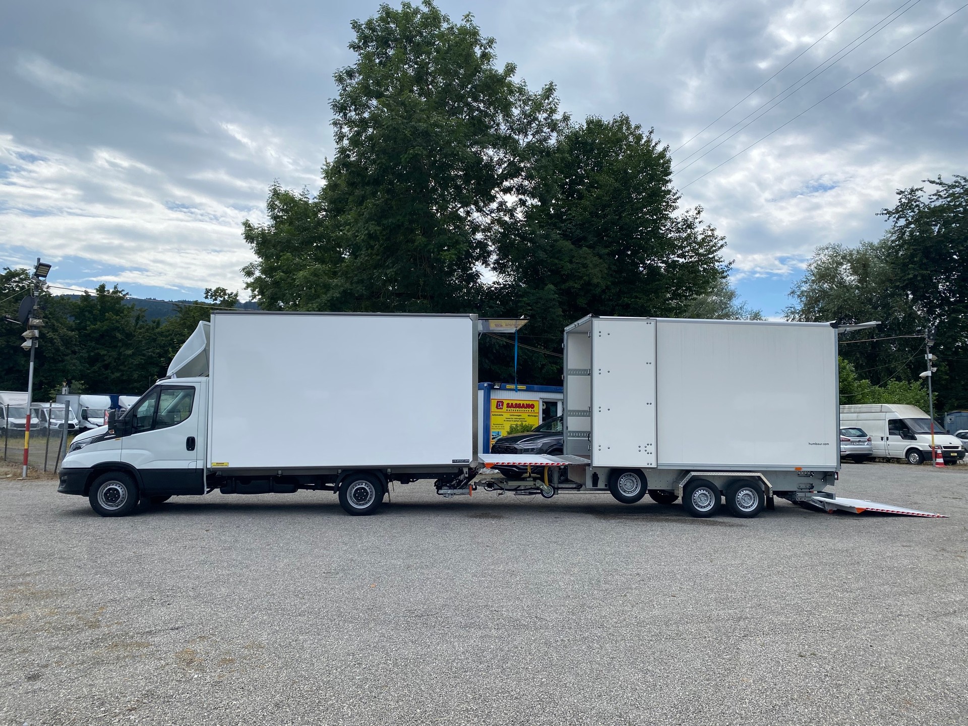IVECO Daily 35 S 18 HI-MATIC Ultra Light Durchladesystem mit 2 x Hebebühne 2.40m Innenhöhe 2900 Kg. Nutzlast ( AZ )-image-1