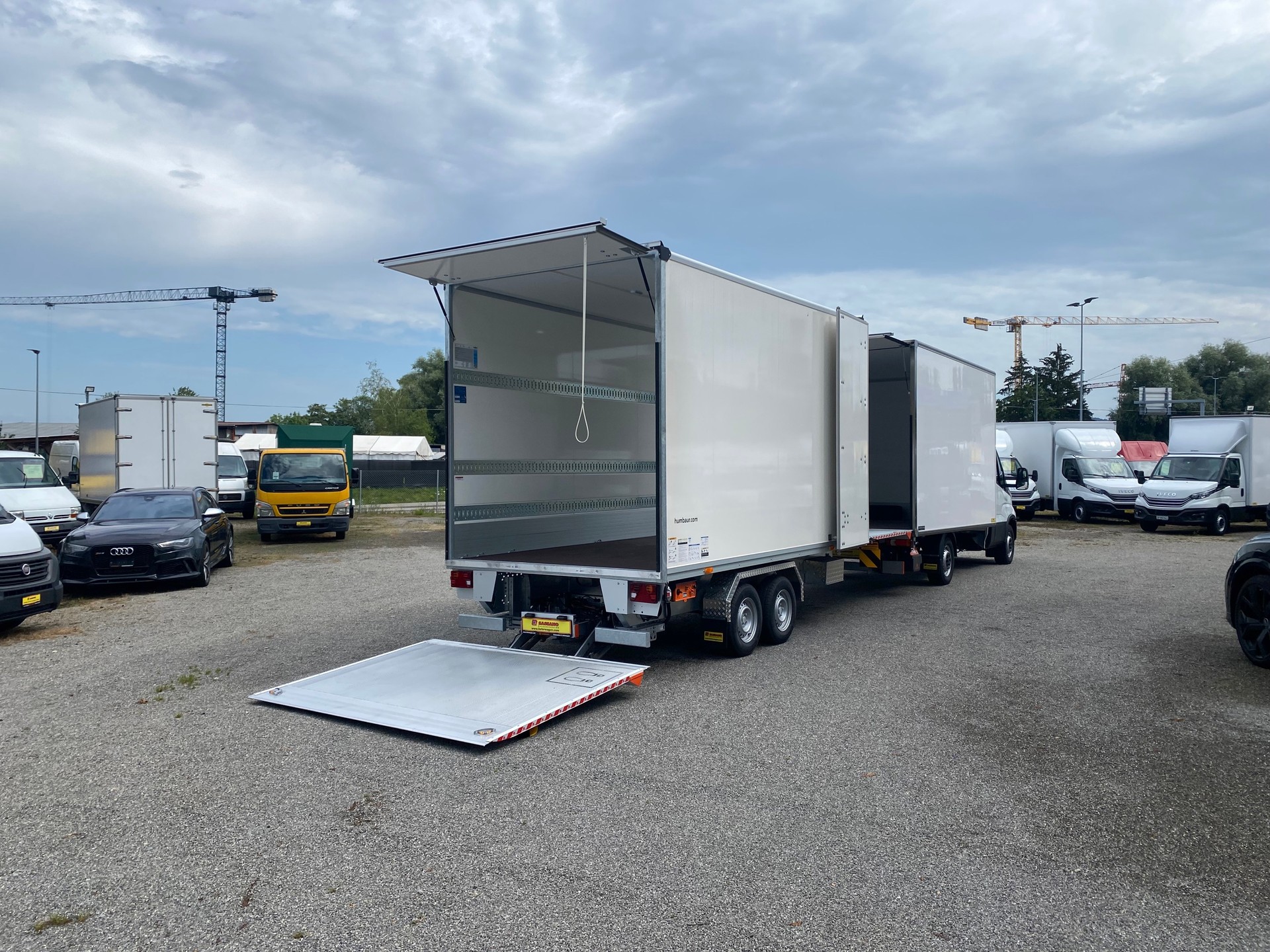 IVECO Daily 35 S 18 HI-MATIC Ultra Light Durchladesystem mit 2 x Hebebühne 2.40m Innenhöhe 2900 Kg. Nutzlast ( AZ )-image-4