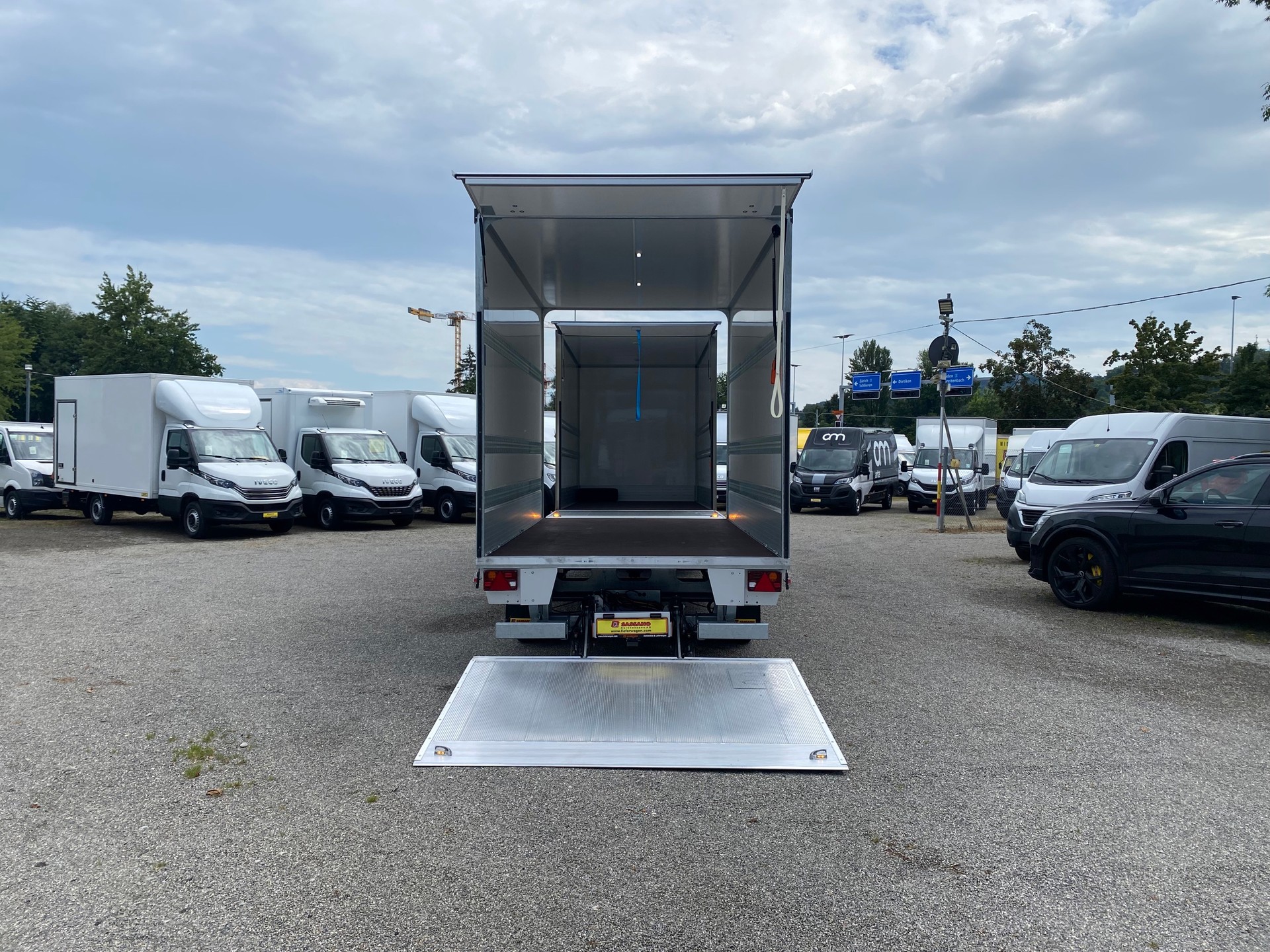 IVECO Daily 35 S 18 HI-MATIC Ultra Light Durchladesystem mit 2 x Hebebühne 2.40m Innenhöhe 2900 Kg. Nutzlast ( AZ )-image-7