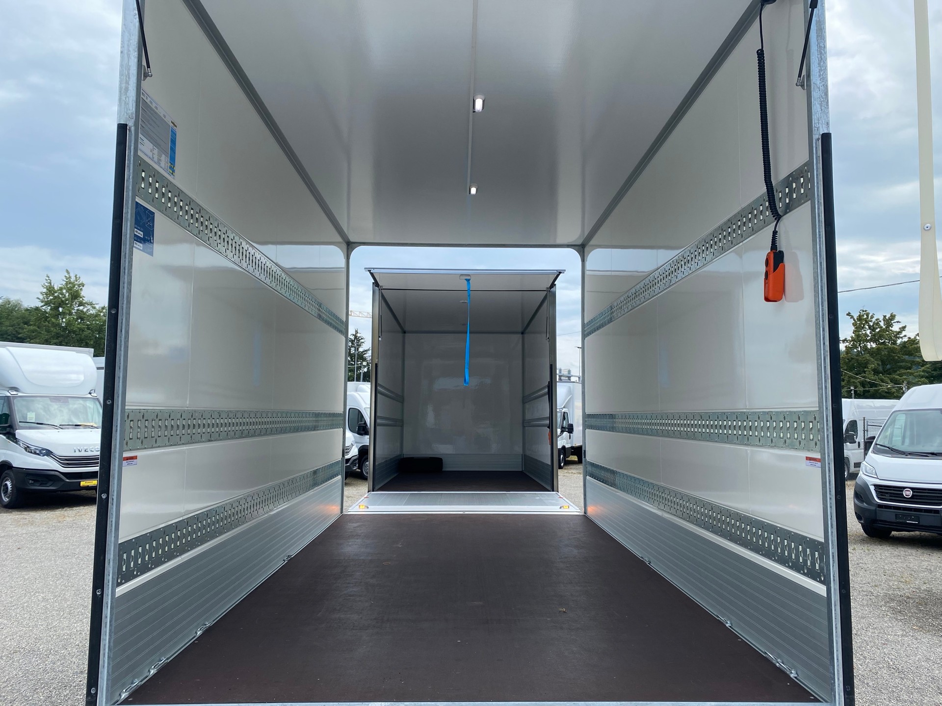 IVECO Daily 35 S 18 HI-MATIC Ultra Light Durchladesystem mit 2 x Hebebühne 2.40m Innenhöhe 2900 Kg. Nutzlast ( AZ )-image-3