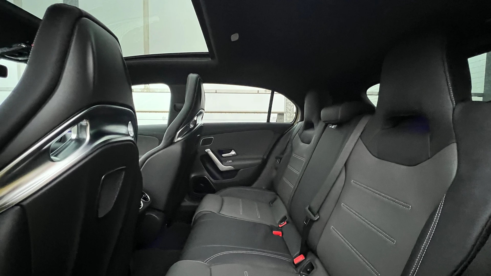 MERCEDES-BENZ A 35 AMG 4MATIC SPEEDSHIFT NIGHT AERODYNAMIK l 306 PS-image-25