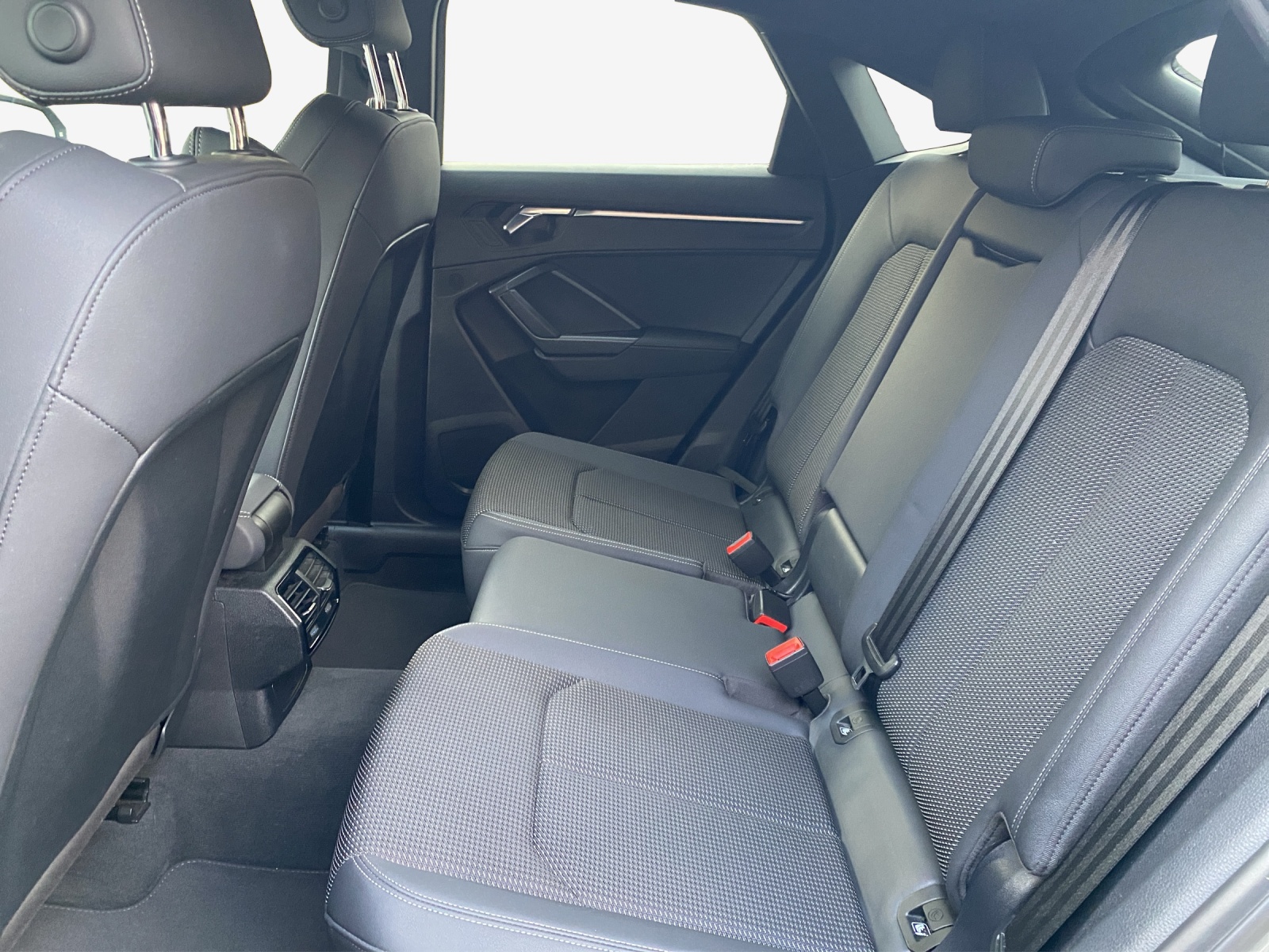 AUDI Q3 Sportback 35 TFSI S line Attraction S-tronic-image-11