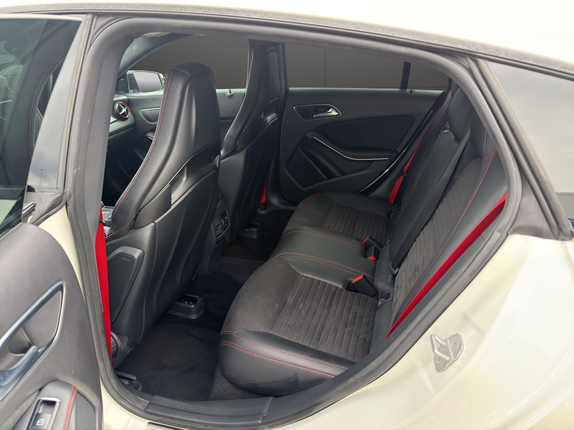 MERCEDES-BENZ CLA Shooting Brake 45 AMG 4Matic Speedshift-image-22