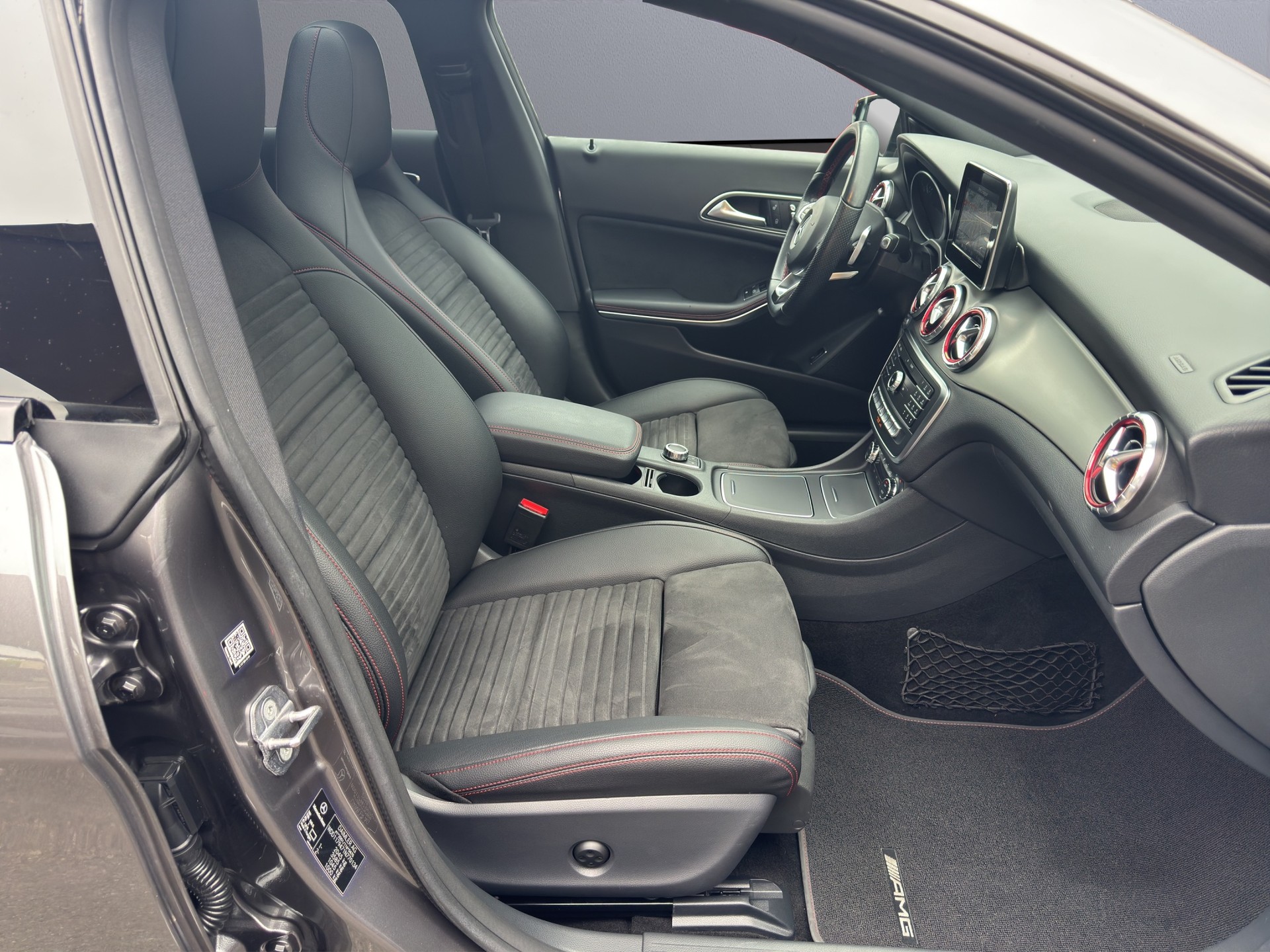 MERCEDES-BENZ CLA Shooting Brake 220 AMG Line 4Matic 7G-DCT-image-14