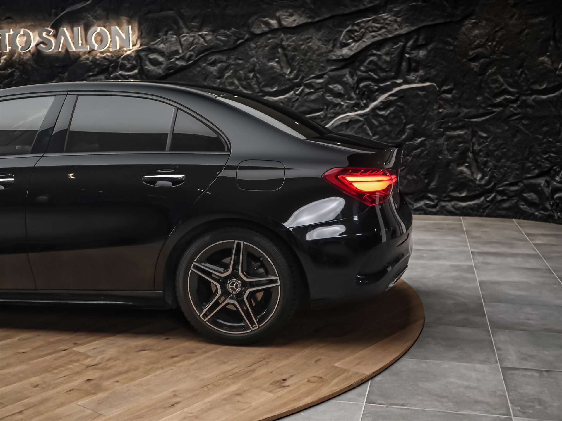 MERCEDES-BENZ A 200 AMG Line 7G-DCT *Limousine*Facelift*Kamera*-image-15