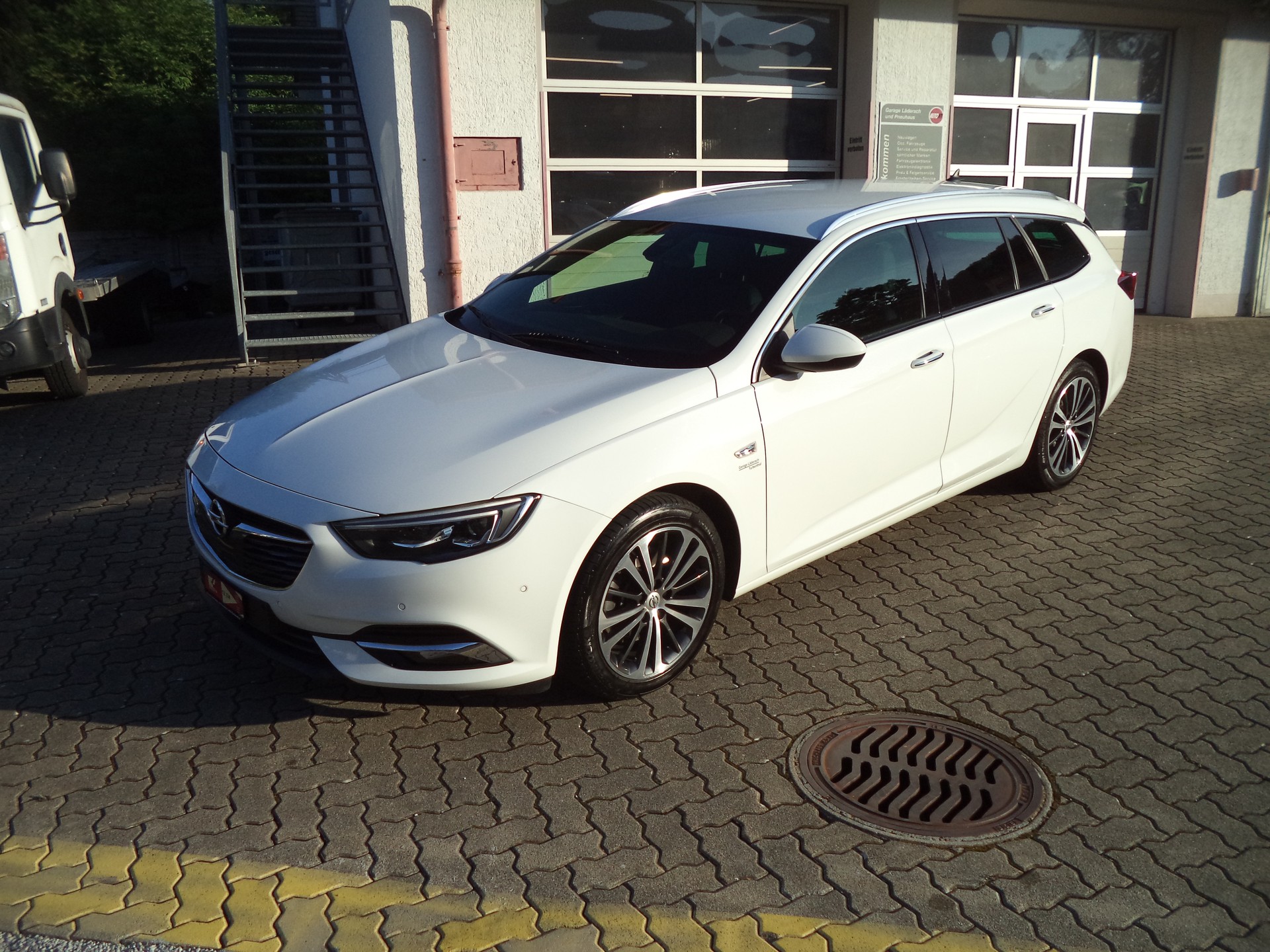 OPEL Insignia 1.6 T Sports Tourer Excellence Automatic-image-3