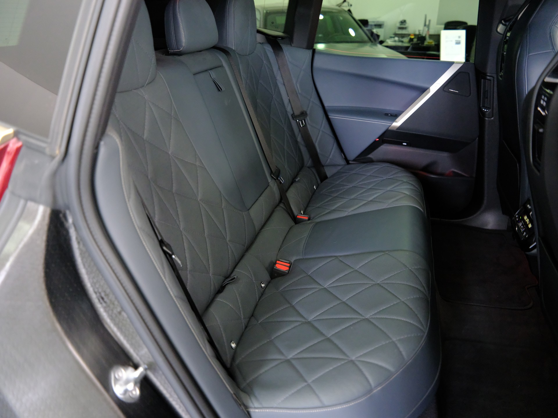 BMW iX xDrive40 Launch Edition-image-16
