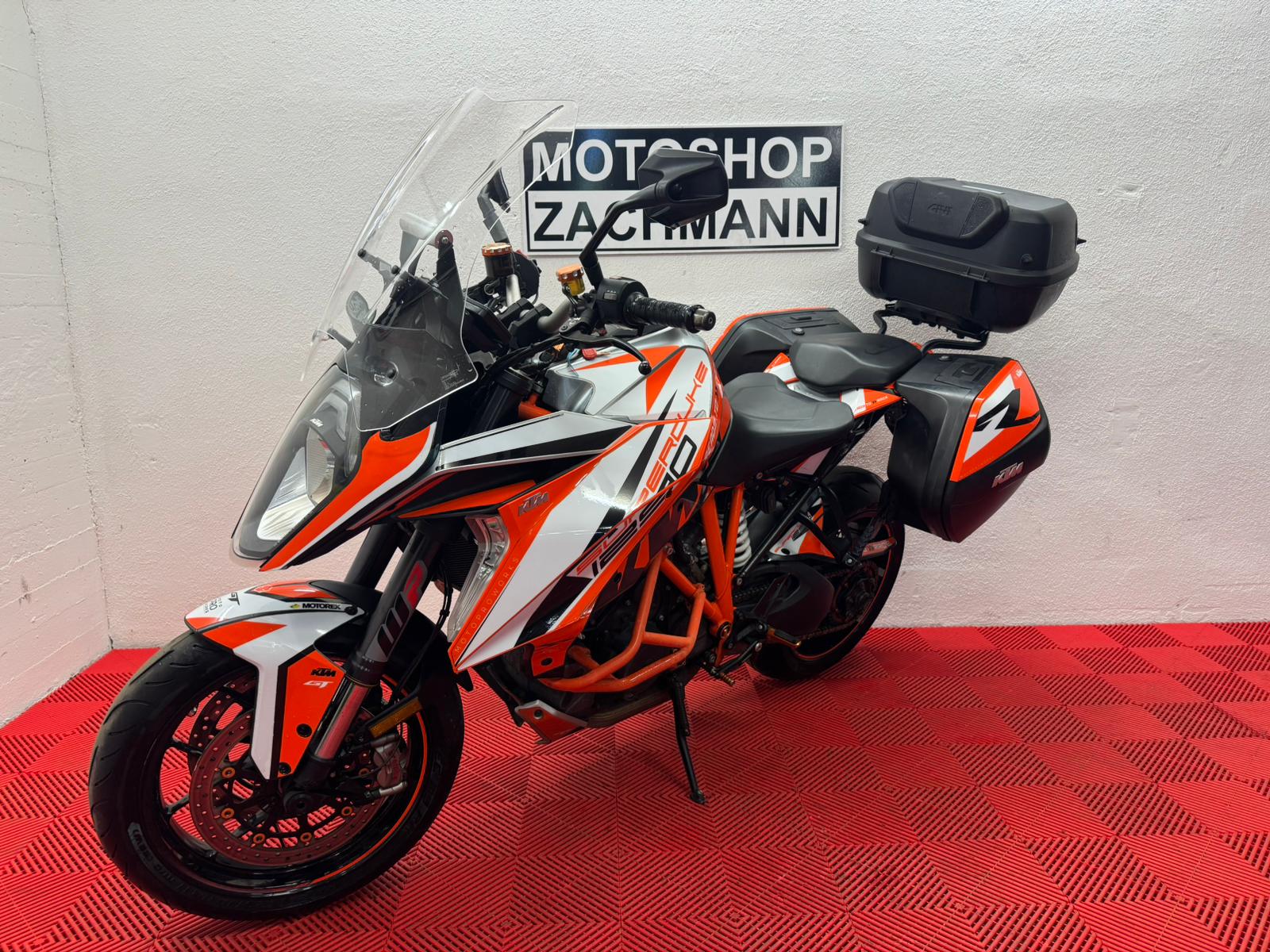KTM 1290 Super Duke GT-showroom-element-1