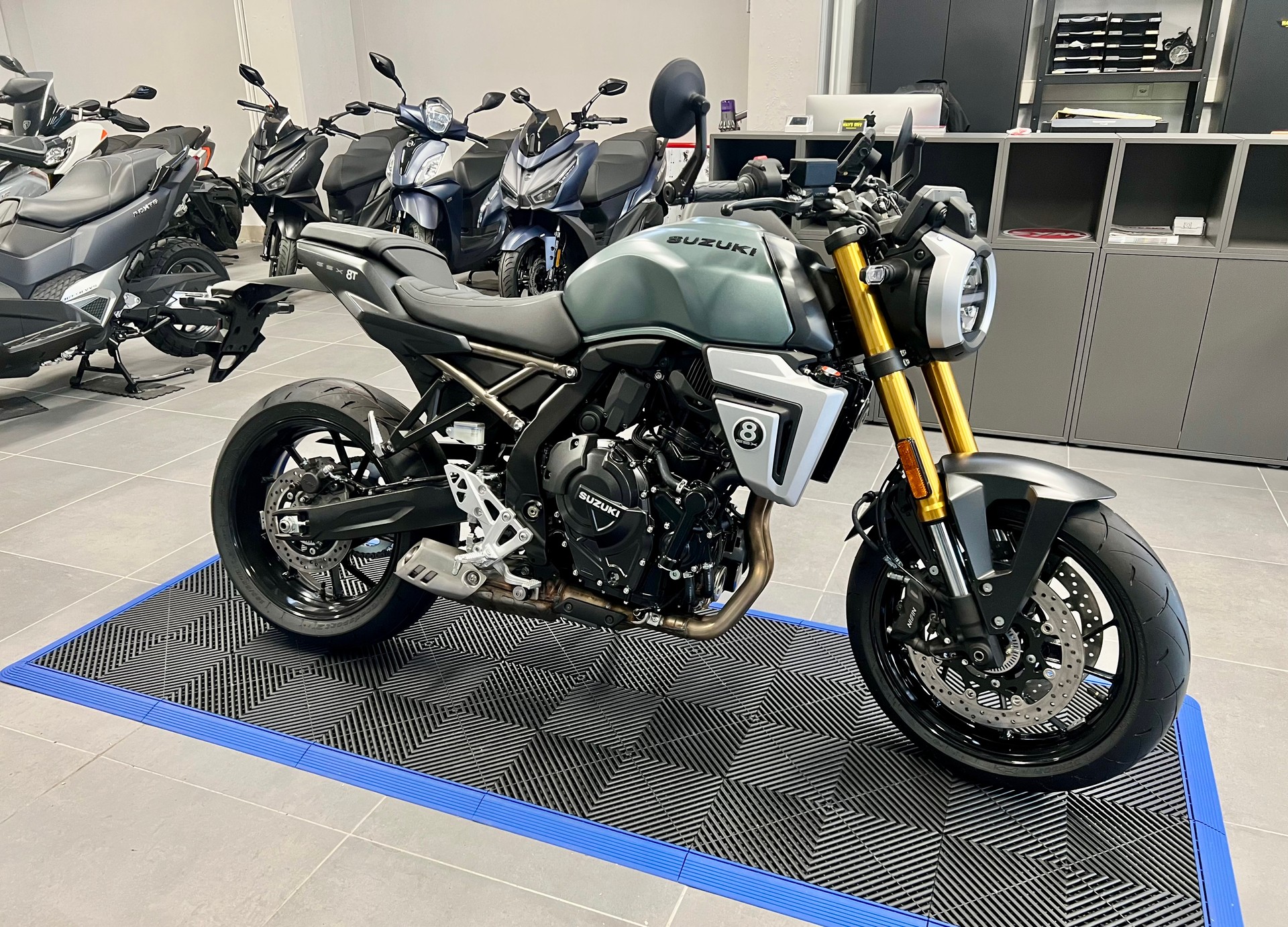 SUZUKI GSX-8T