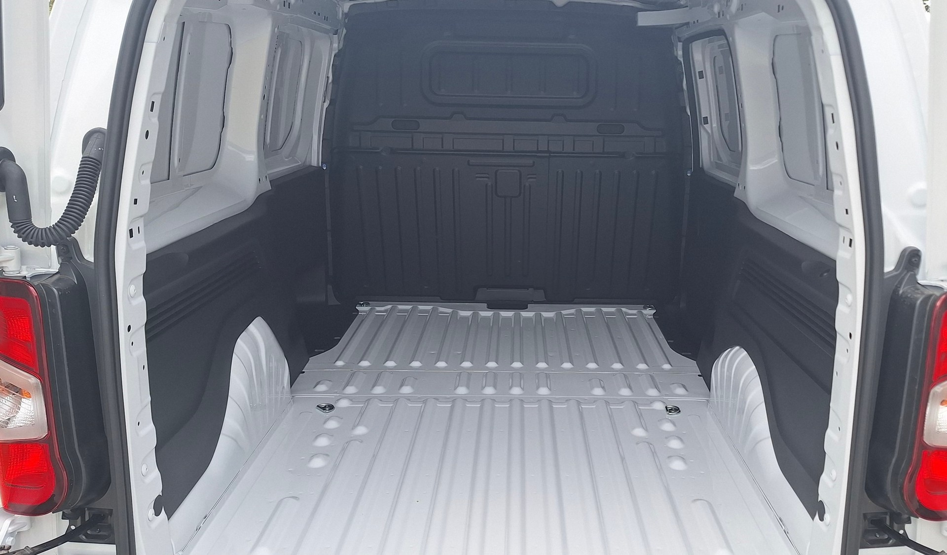 PEUGEOT e-Partner 50kWh Long-showroom-element-3