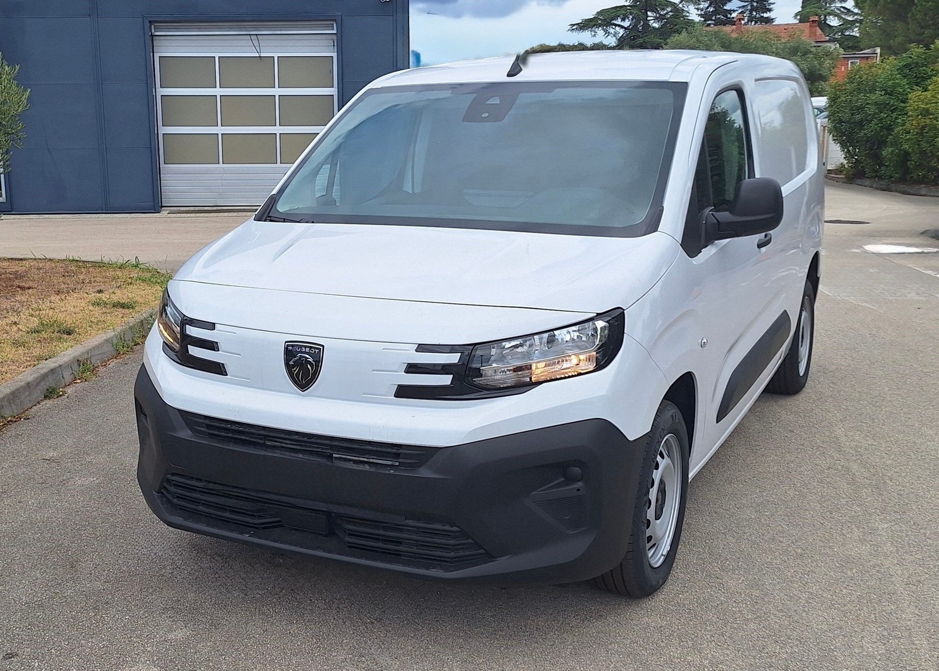 PEUGEOT e-Partner 50kWh Long-showroom-element-1
