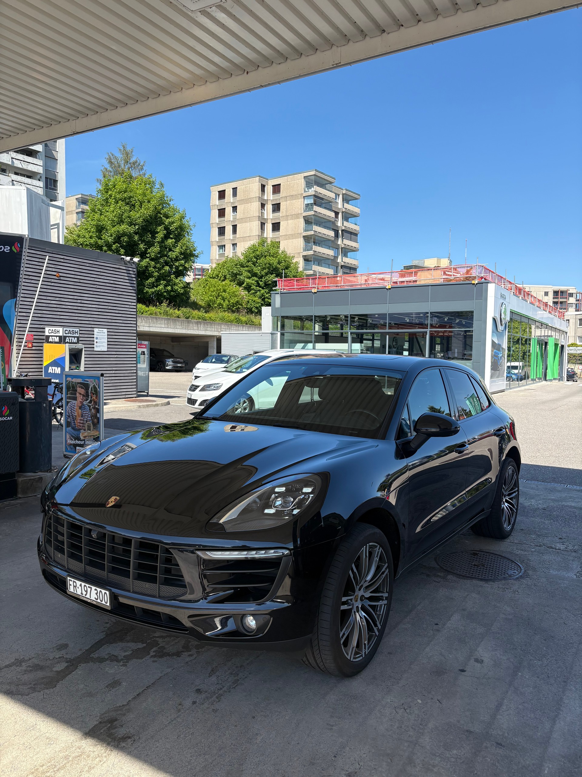 PORSCHE Macan-image-1