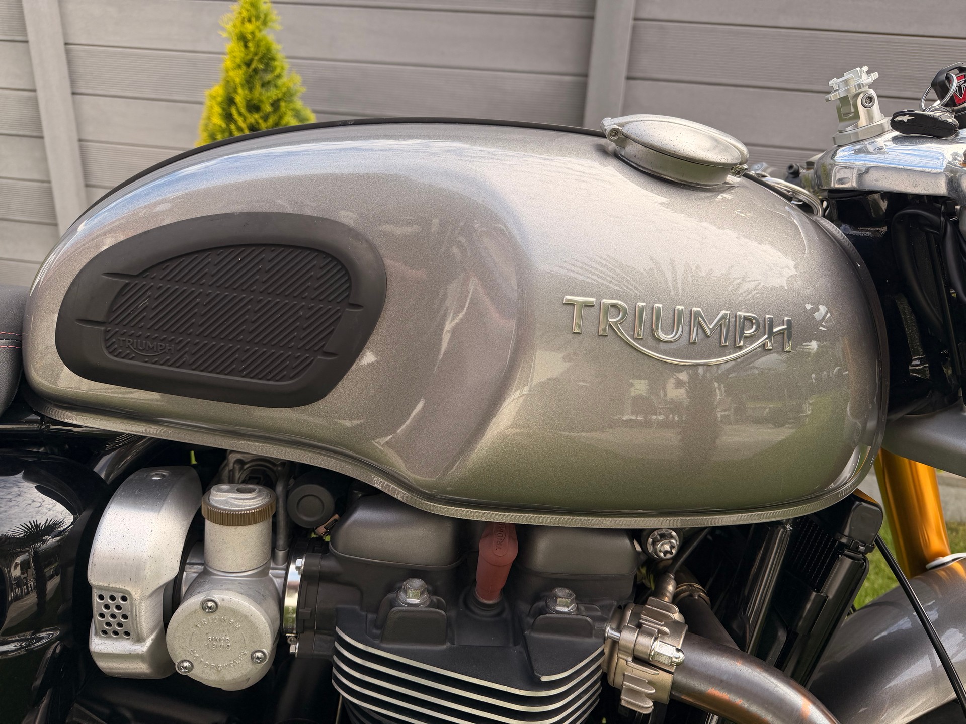 TRIUMPH Thruxton R-image-1