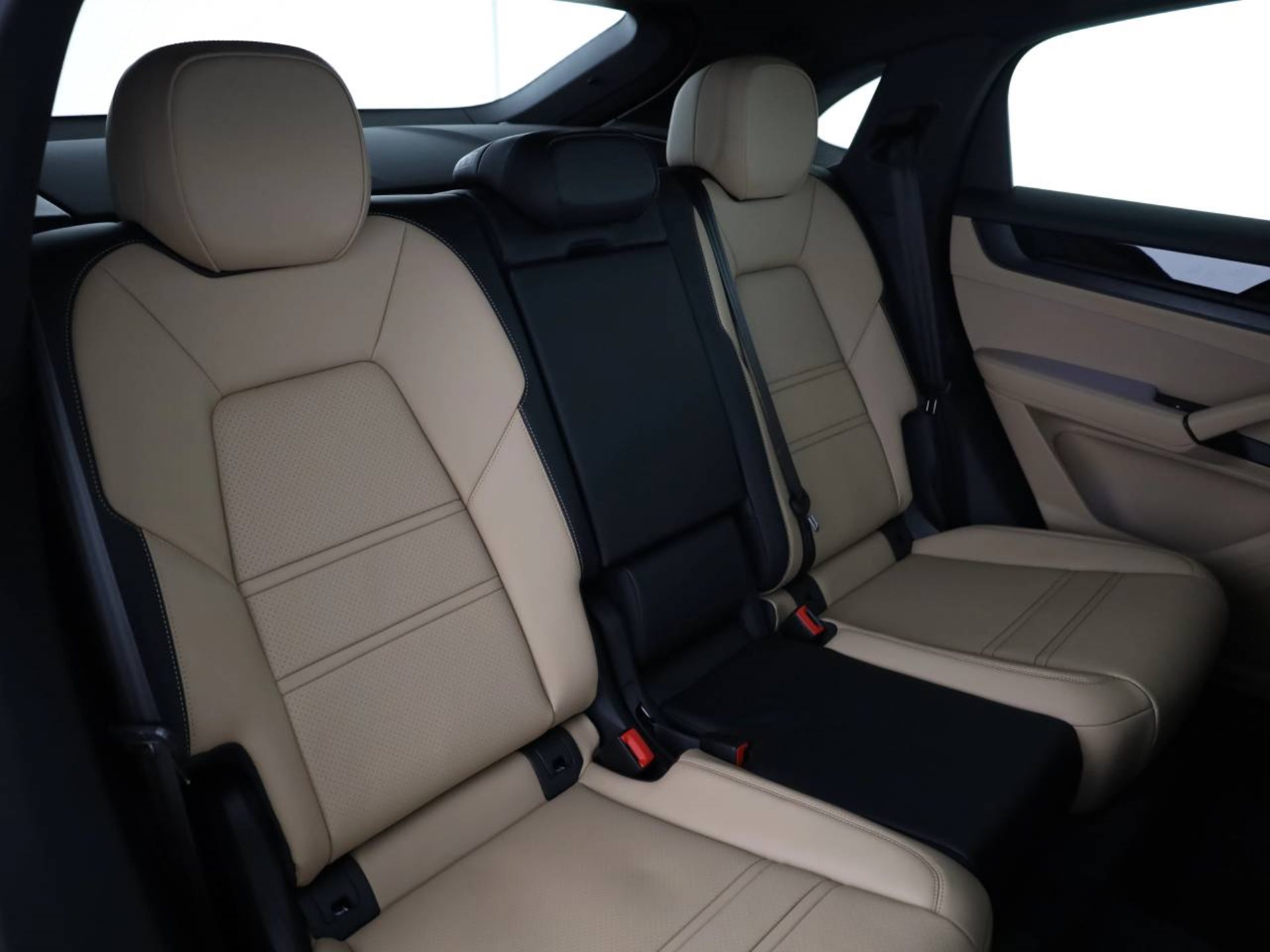 PORSCHE Cayenne E-Hybrid Coupé Black Edition-image-19
