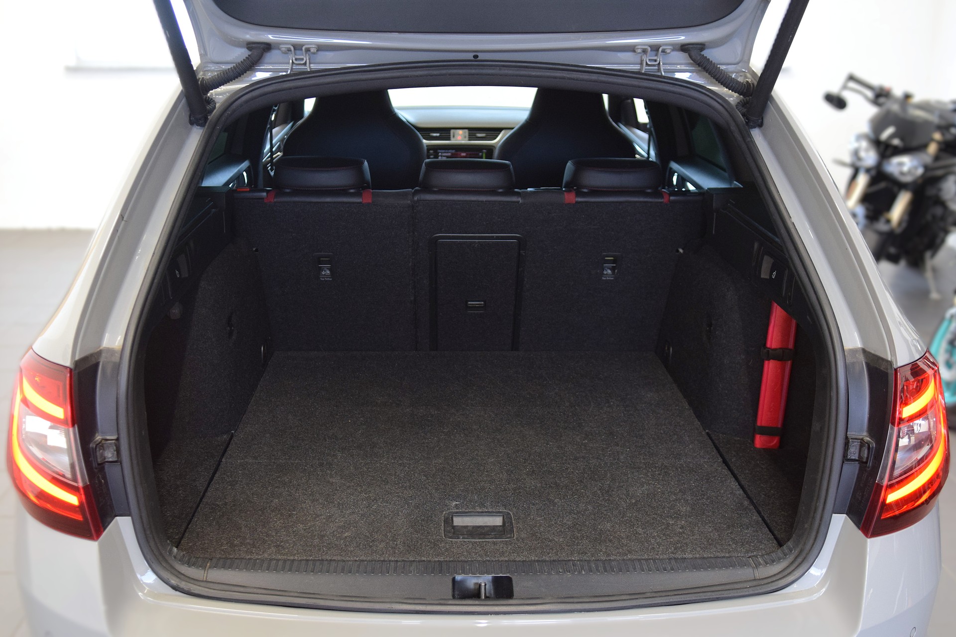 SKODA Octavia Combi 2.0 TSI RS Final Edition DSG-image-5
