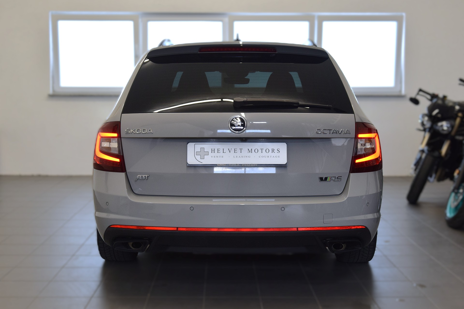 SKODA Octavia Combi 2.0 TSI RS Final Edition DSG-image-4