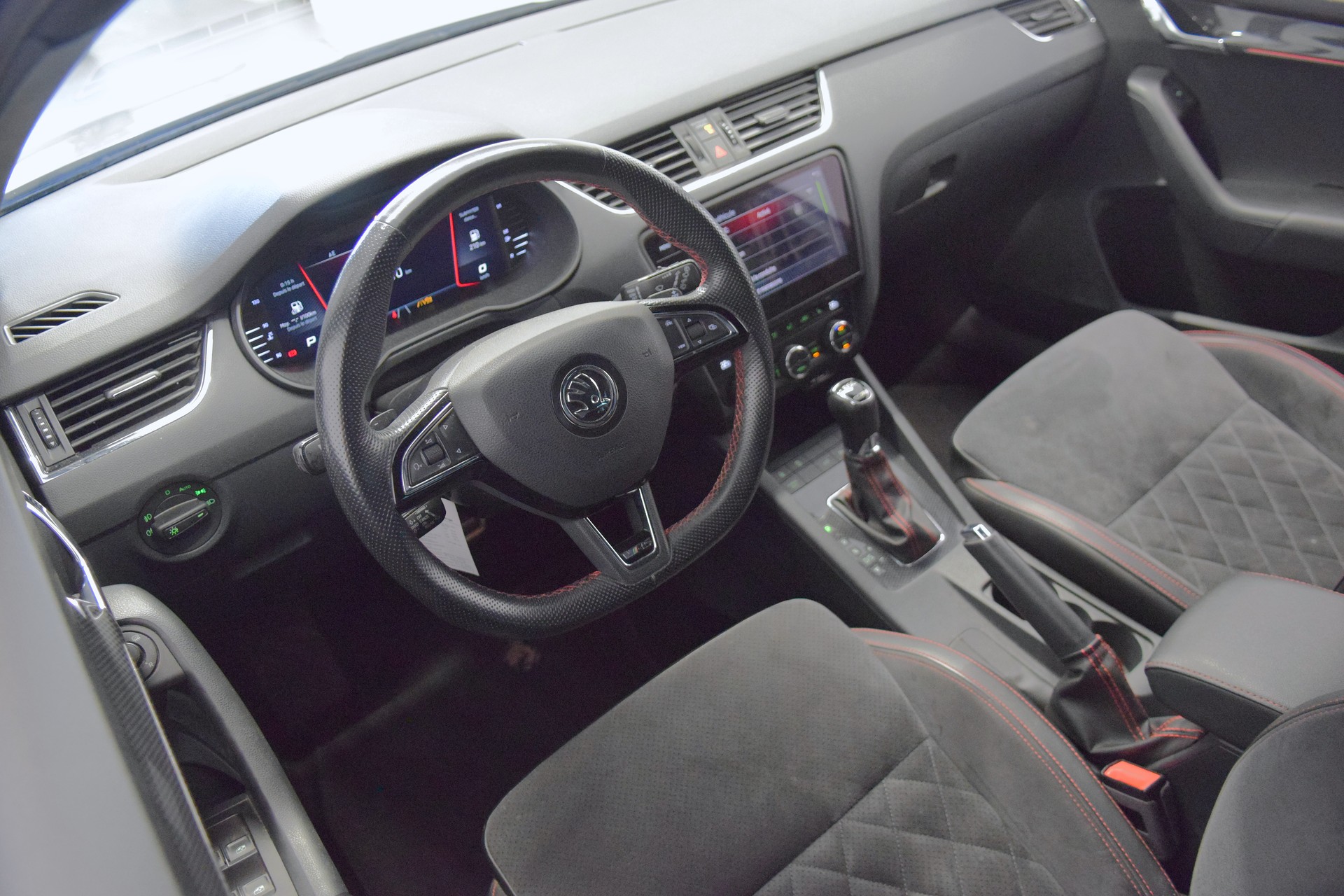 SKODA Octavia Combi 2.0 TSI RS Final Edition DSG-image-12