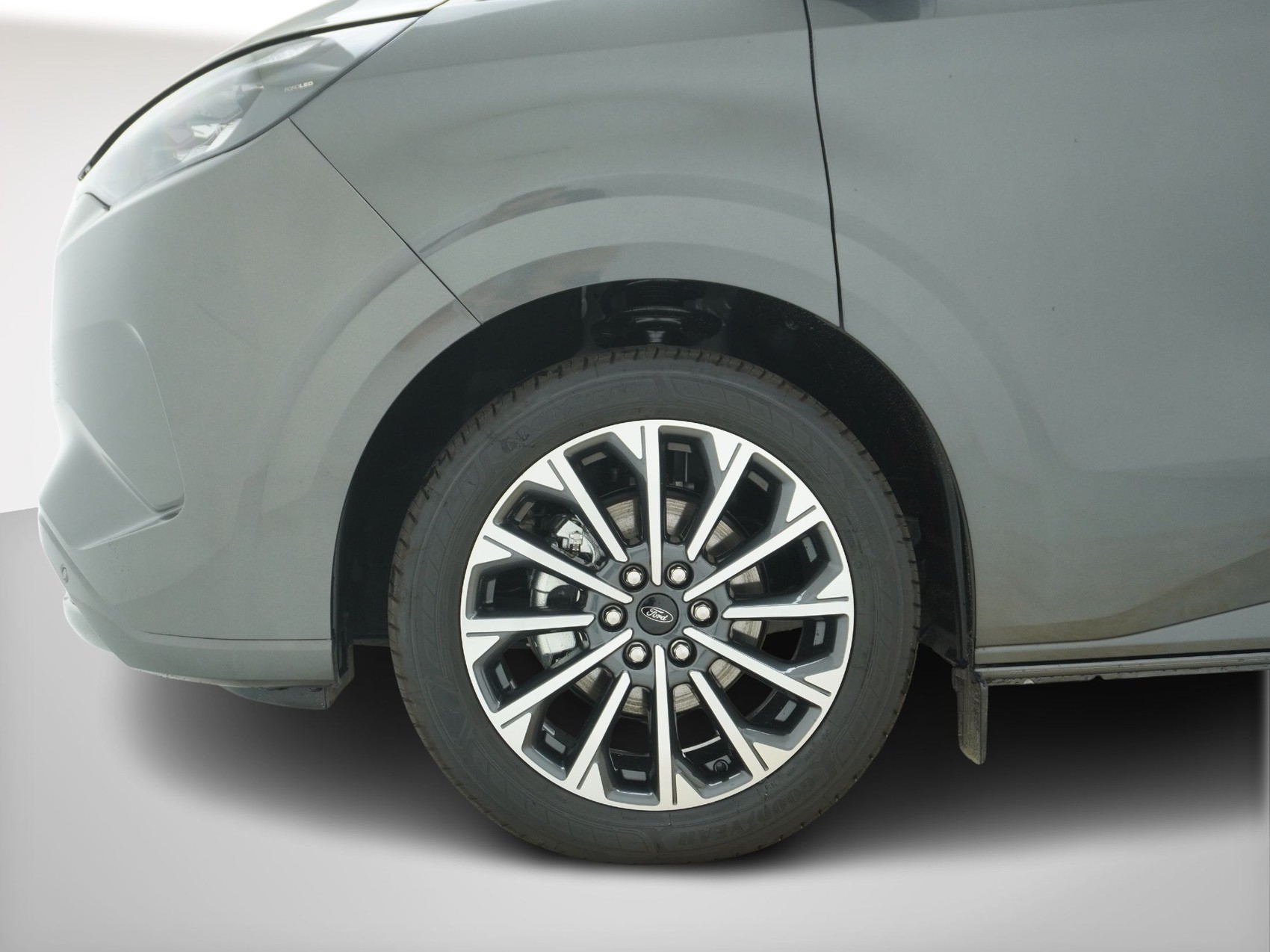 FORD Tourneo Custom L1 2.5 Plug-in-Hybrid Titanium X-image-9