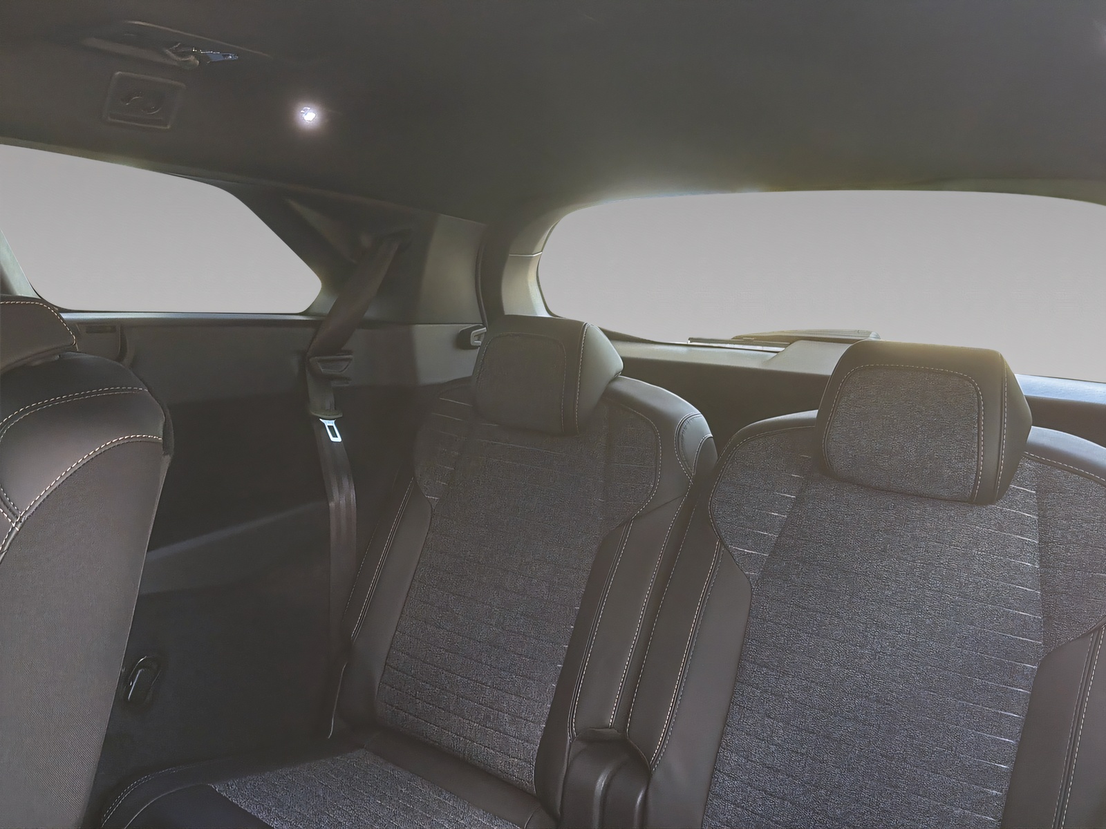 PEUGEOT 5008 e-Allure Premium AWD-image-18