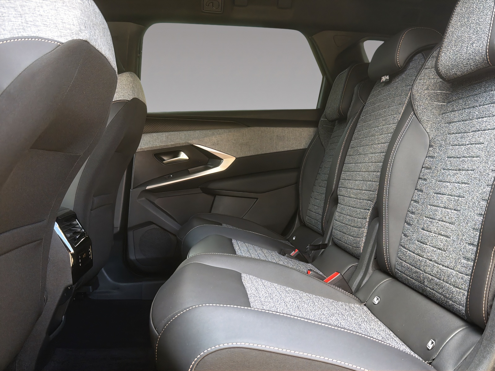 PEUGEOT 5008 e-Allure Premium AWD-image-16