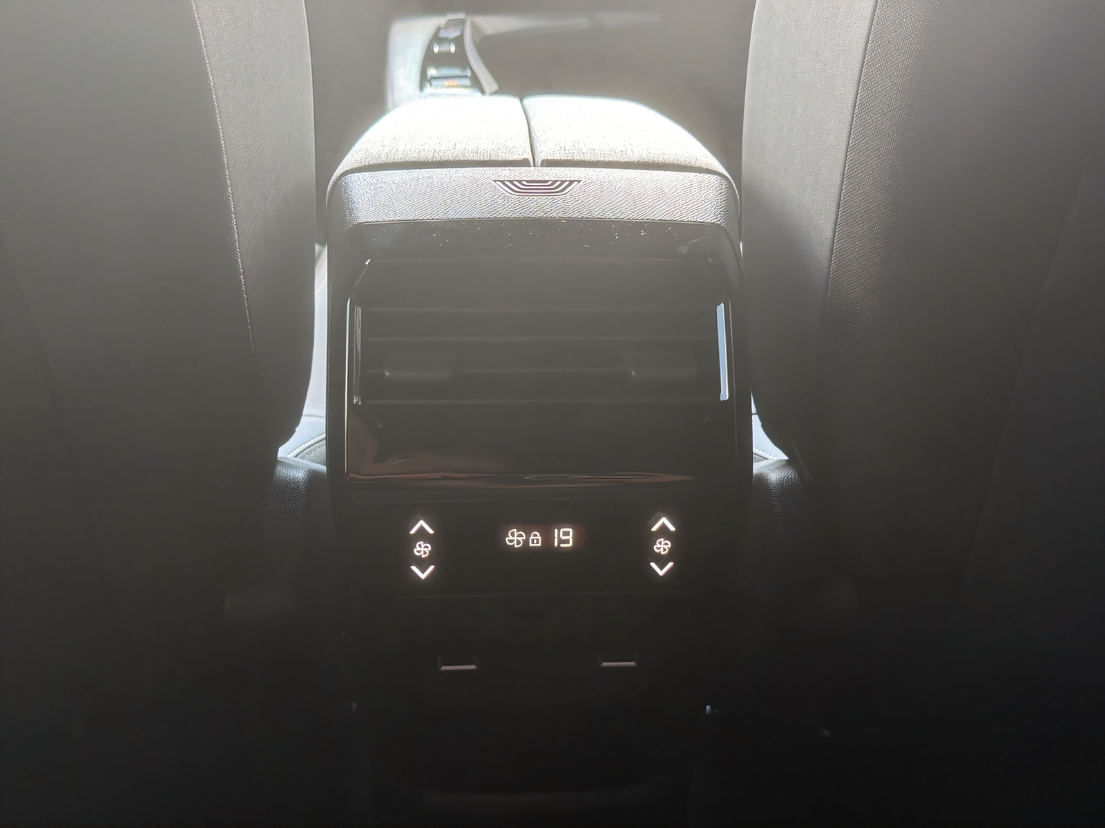 PEUGEOT 5008 e-Allure Premium AWD-image-17