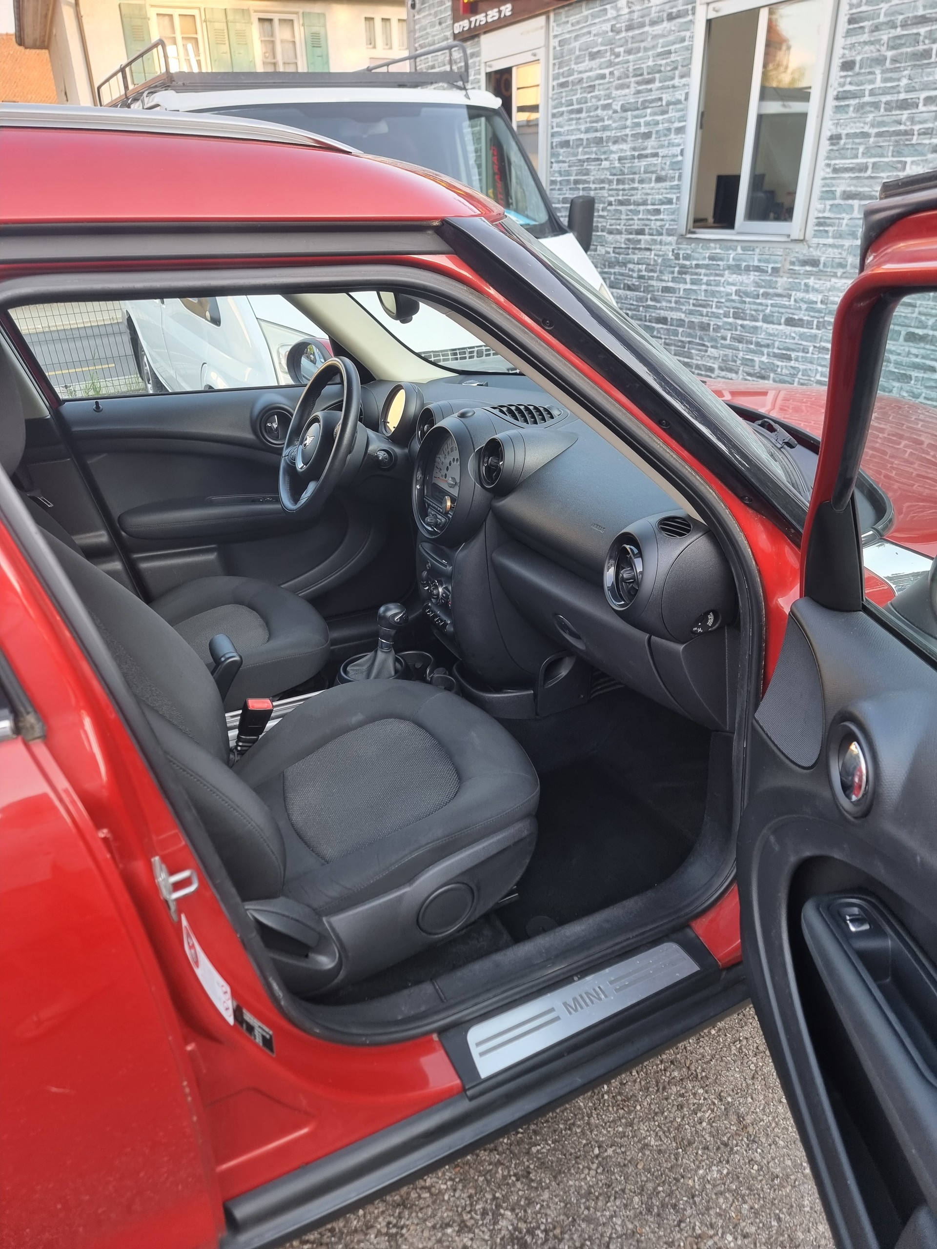 MINI Countryman Cooper FWD-image-11