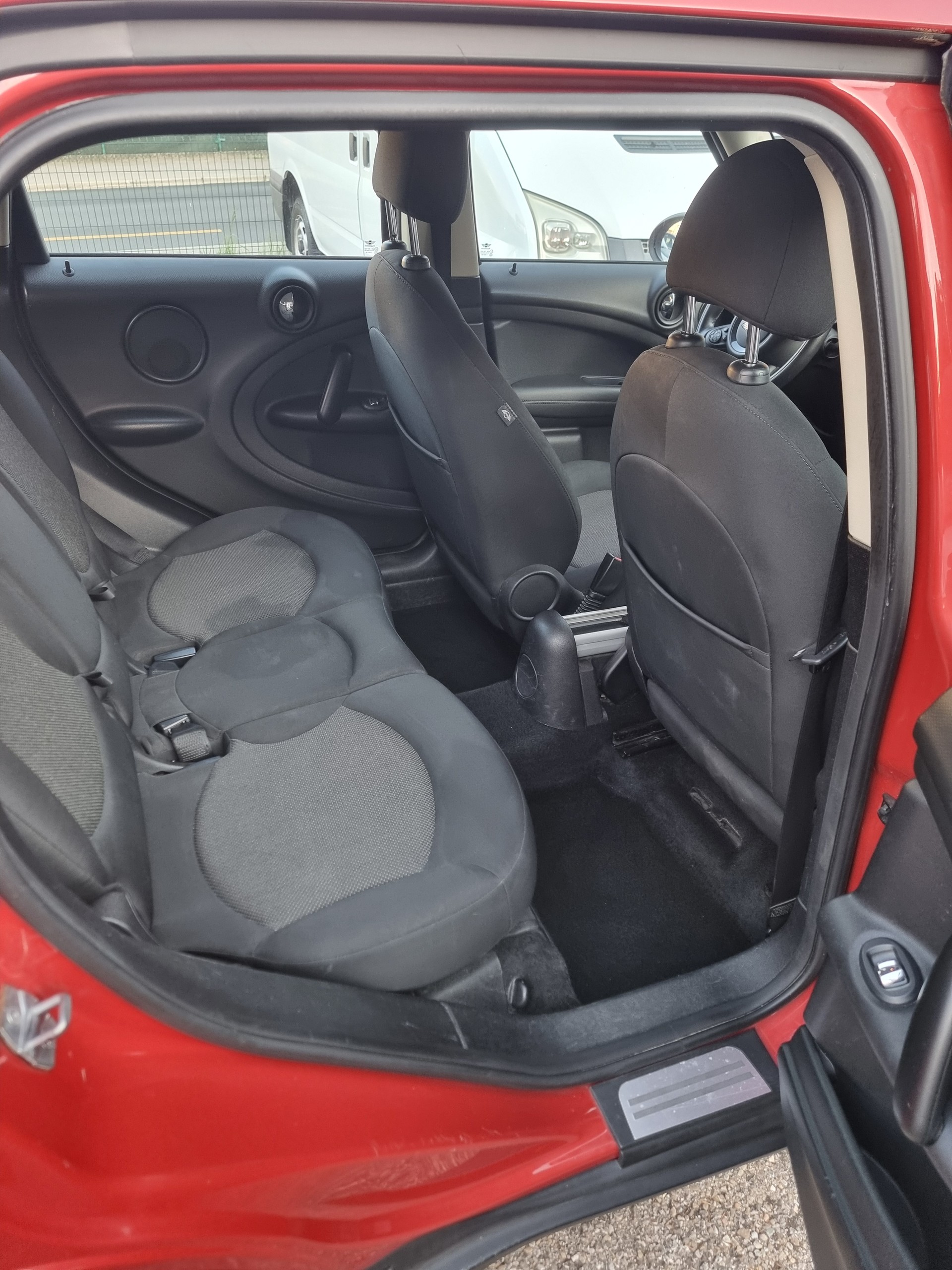 MINI Countryman Cooper FWD-image-13