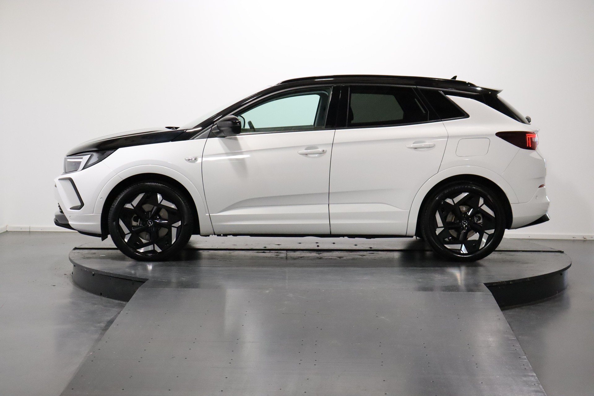 OPEL Grandland 1.6 T PHEV GSE-image-1