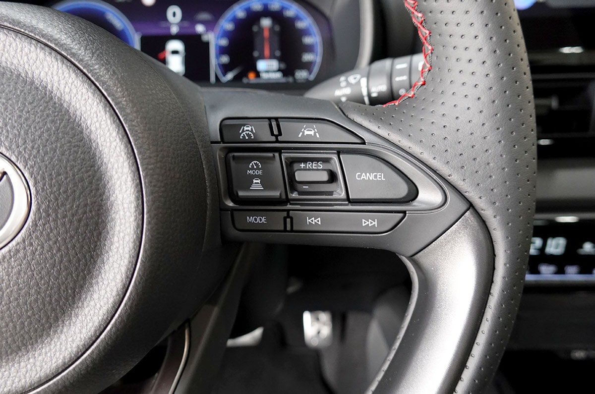 TOYOTA Yaris 1.5 GR Sport e-CVT Panoramaglasdach, JBL, Head-Up Display-image-14