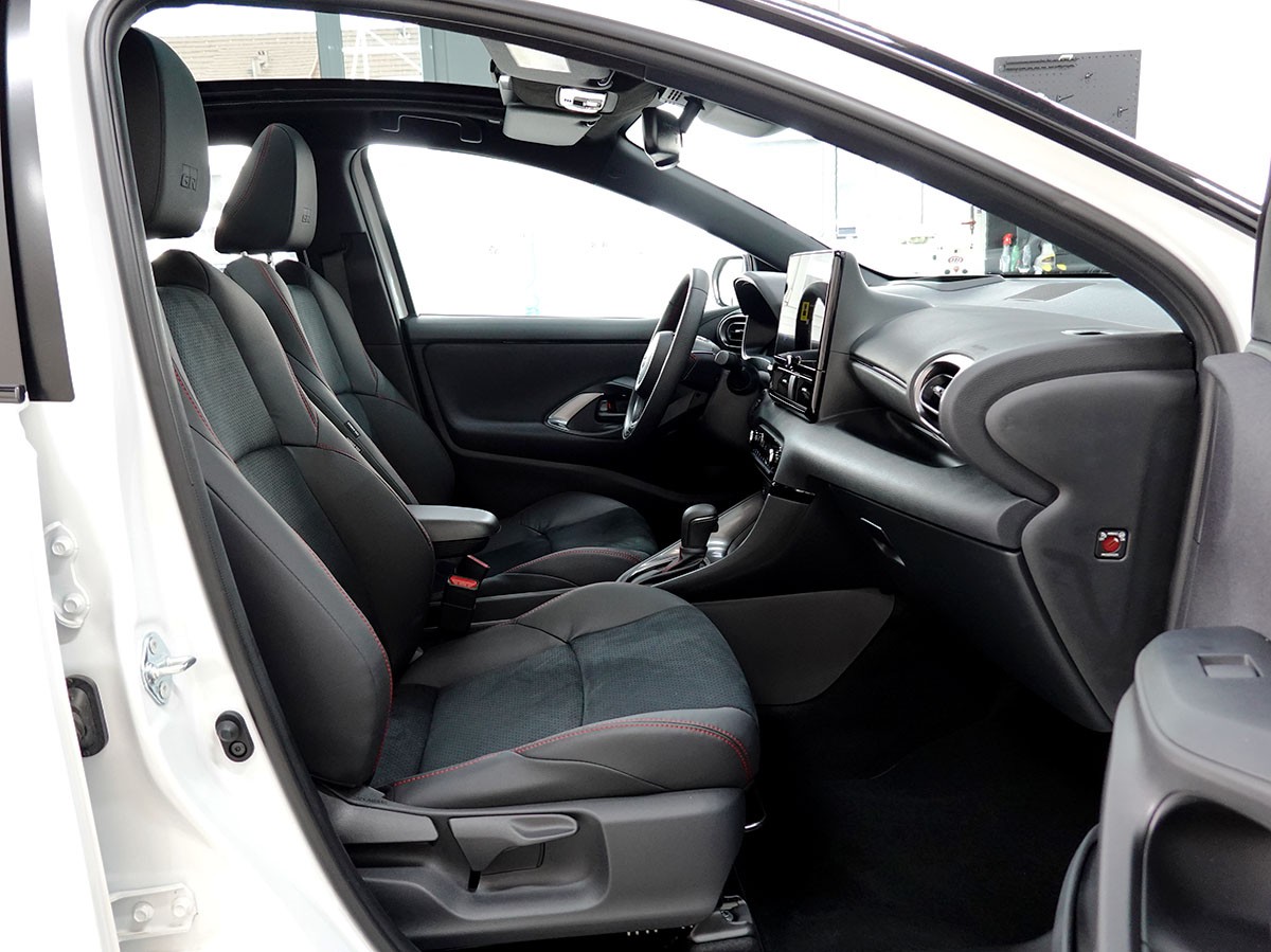 TOYOTA Yaris 1.5 GR Sport e-CVT Panoramaglasdach, JBL, Head-Up Display-image-4