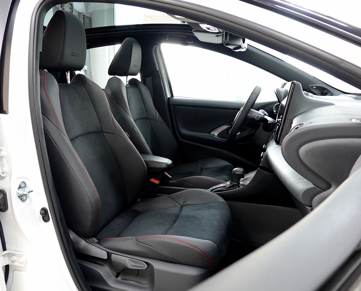 TOYOTA Yaris 1.5 GR Sport e-CVT Panoramaglasdach, JBL, Head-Up Display-image-3