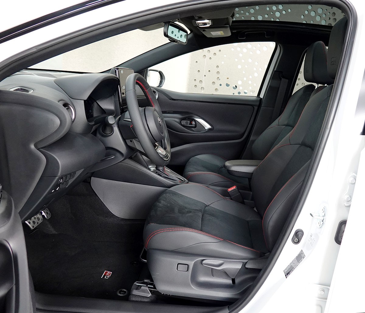 TOYOTA Yaris 1.5 GR Sport e-CVT Panoramaglasdach, JBL, Head-Up Display-image-6